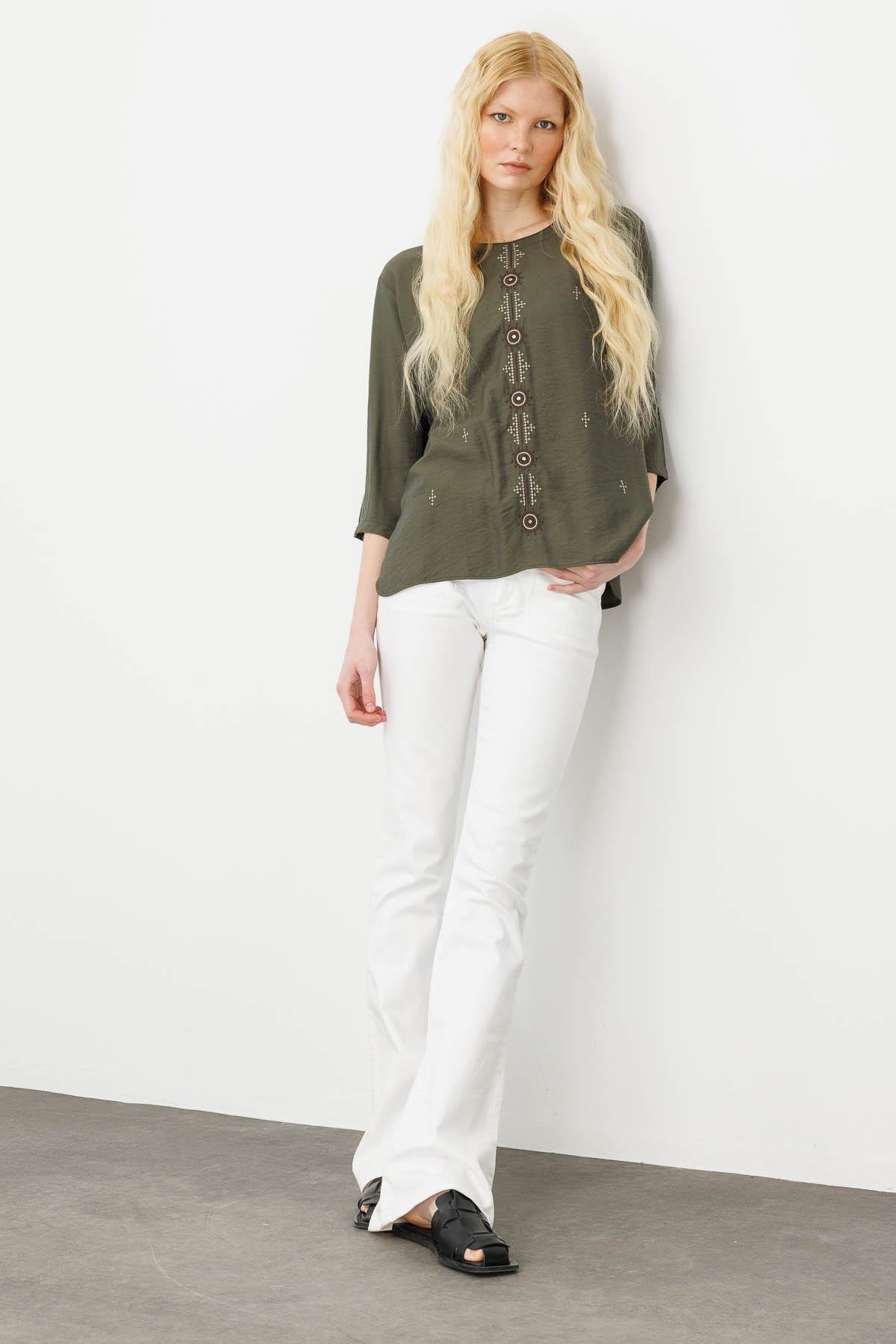 25773Kadın Sıfır Yaka Önü Nakışlı Bluz Haki
