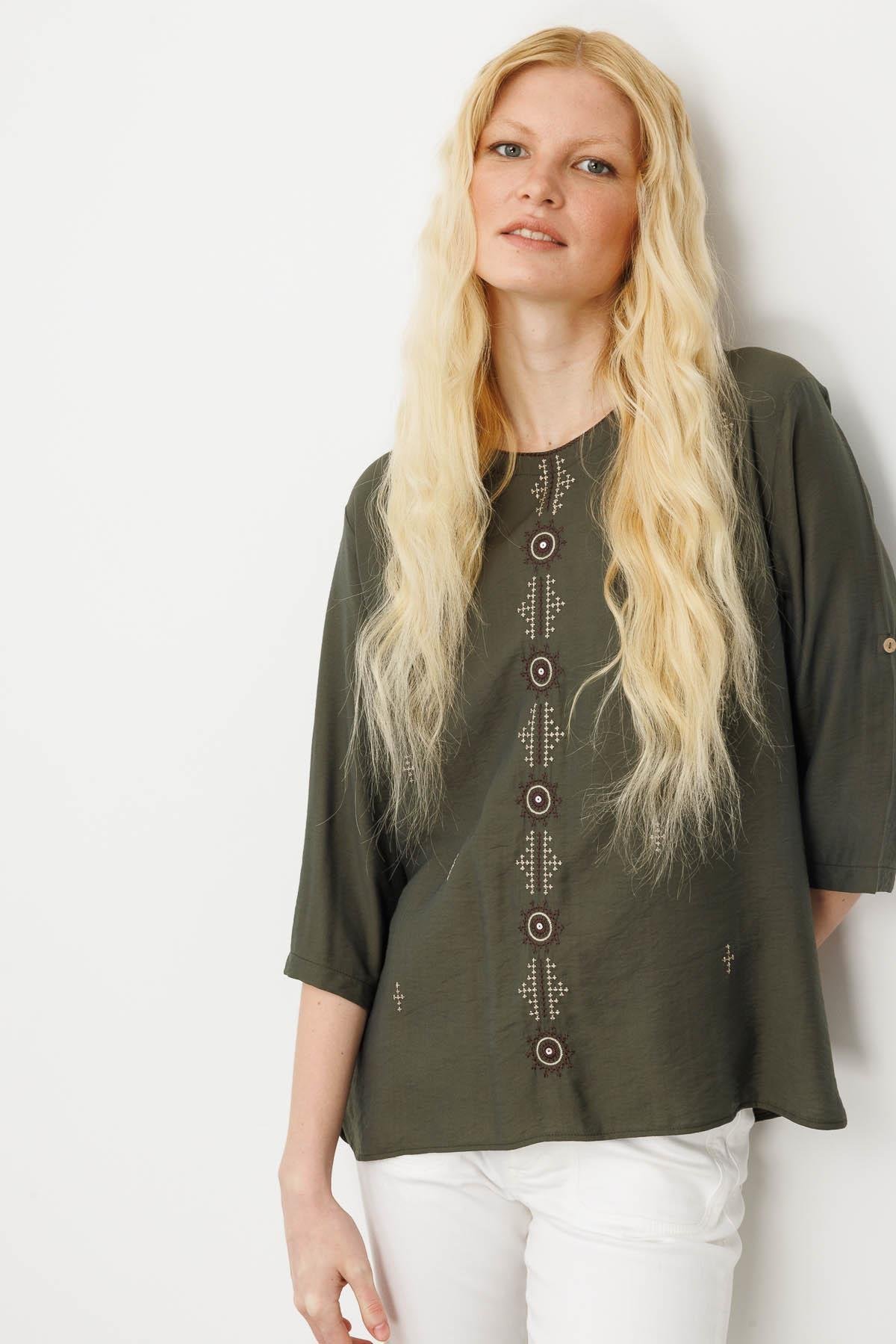 25773Kadın Sıfır Yaka Önü Nakışlı Bluz Haki