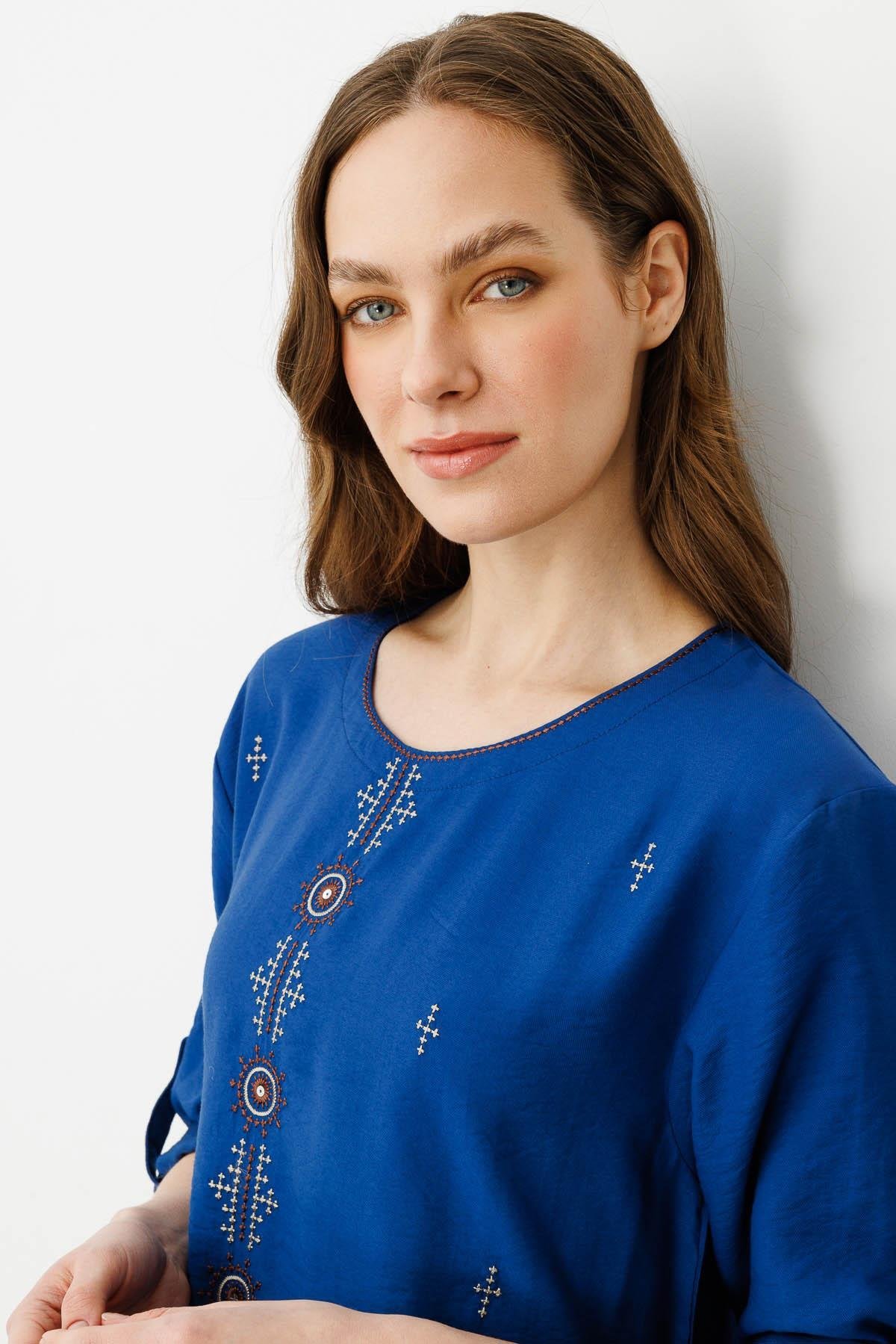 25773Kadın Sıfır Yaka Önü Nakışlı Bluz İndigo