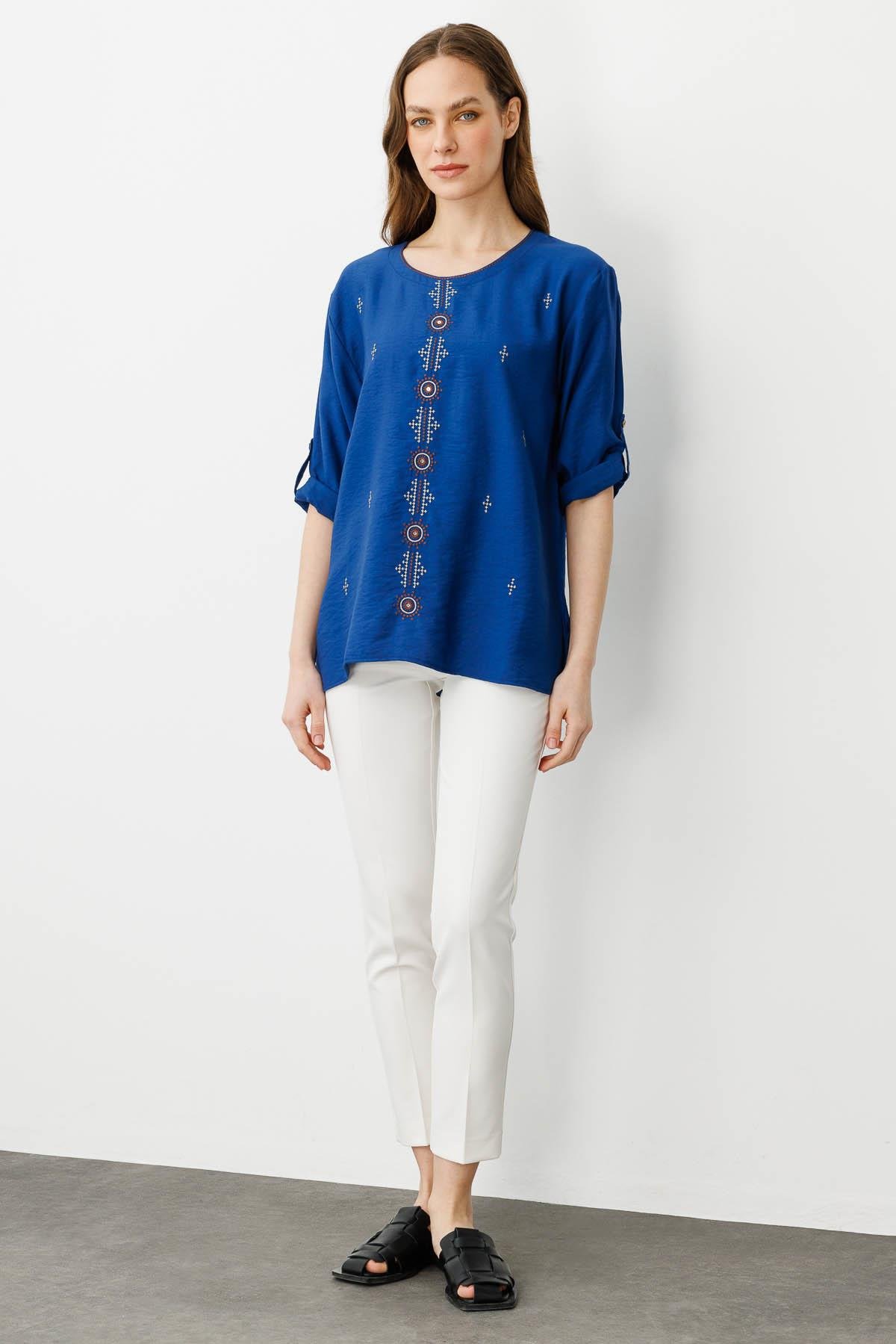 25773Kadın Sıfır Yaka Önü Nakışlı Bluz İndigo