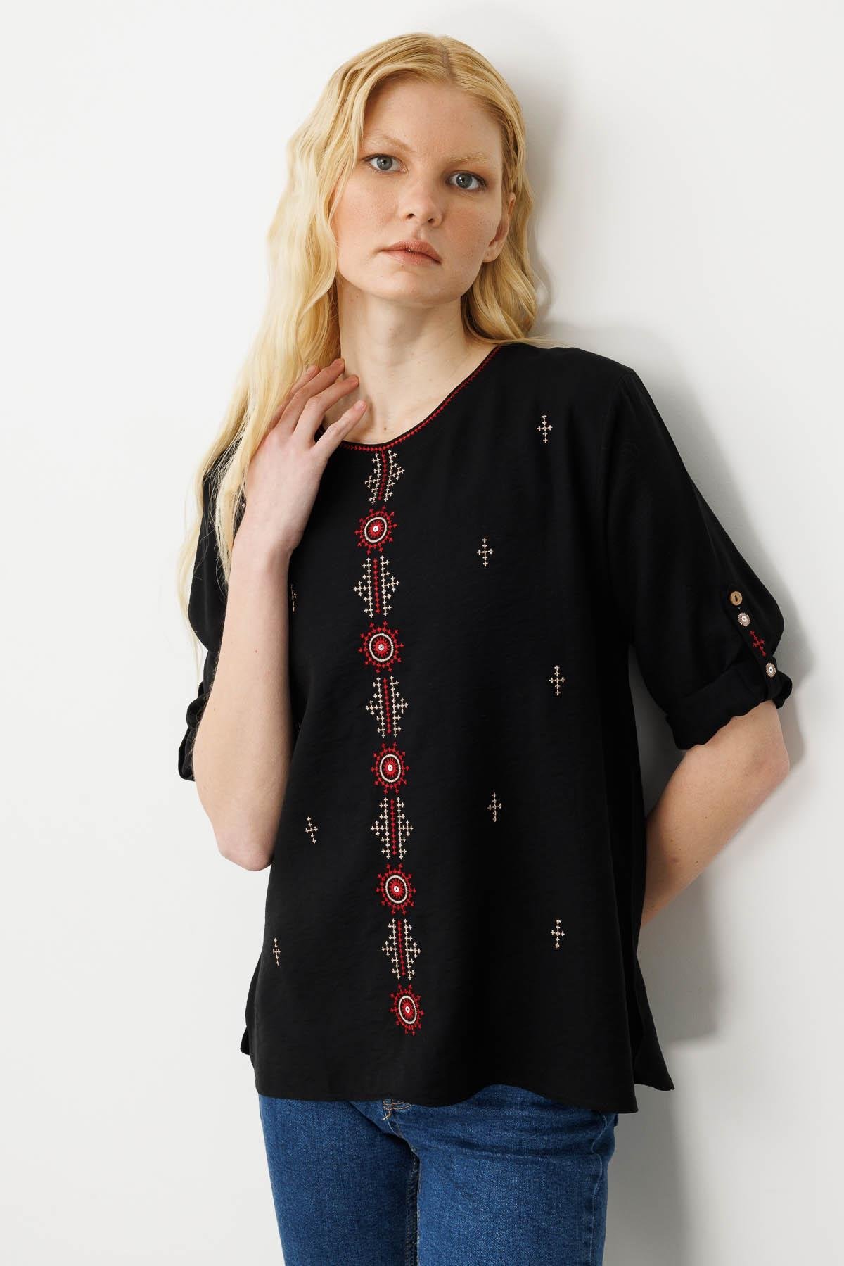 25773Kadın Sıfır Yaka Önü Nakışlı Bluz Siyah