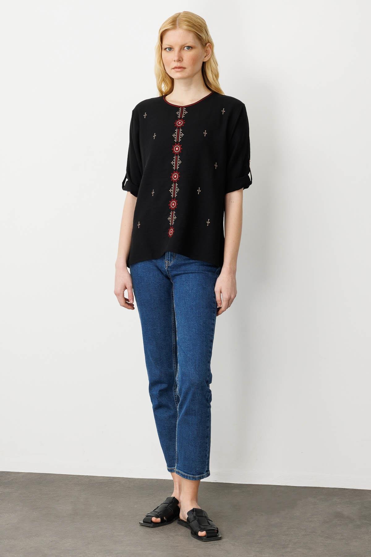 25773Kadın Sıfır Yaka Önü Nakışlı Bluz Siyah