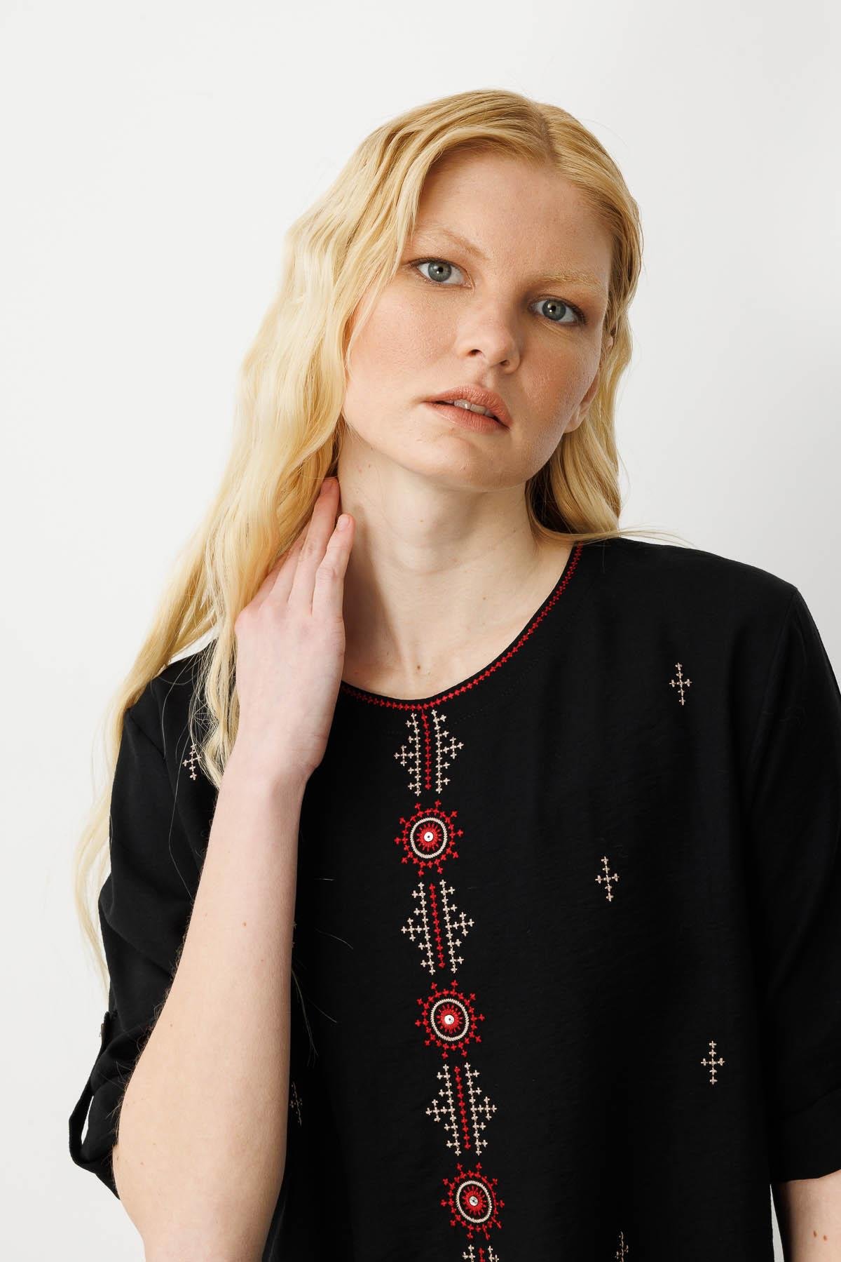 25773Kadın Sıfır Yaka Önü Nakışlı Bluz Siyah