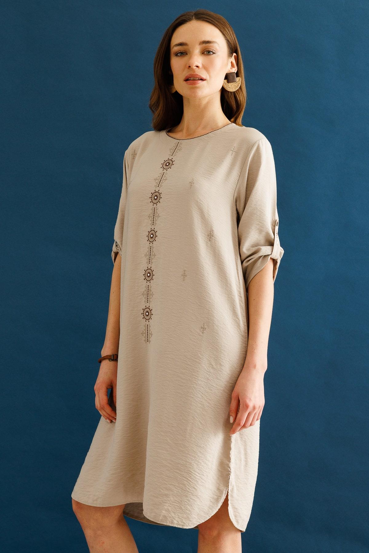 25774Kadın Sıfır Yaka Önü Nakışlı Elbise Bej