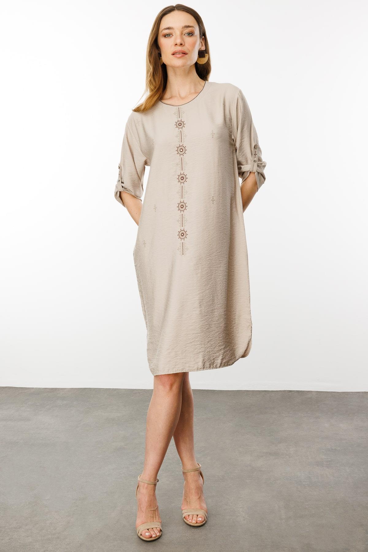 25774Kadın Sıfır Yaka Önü Nakışlı Elbise Bej