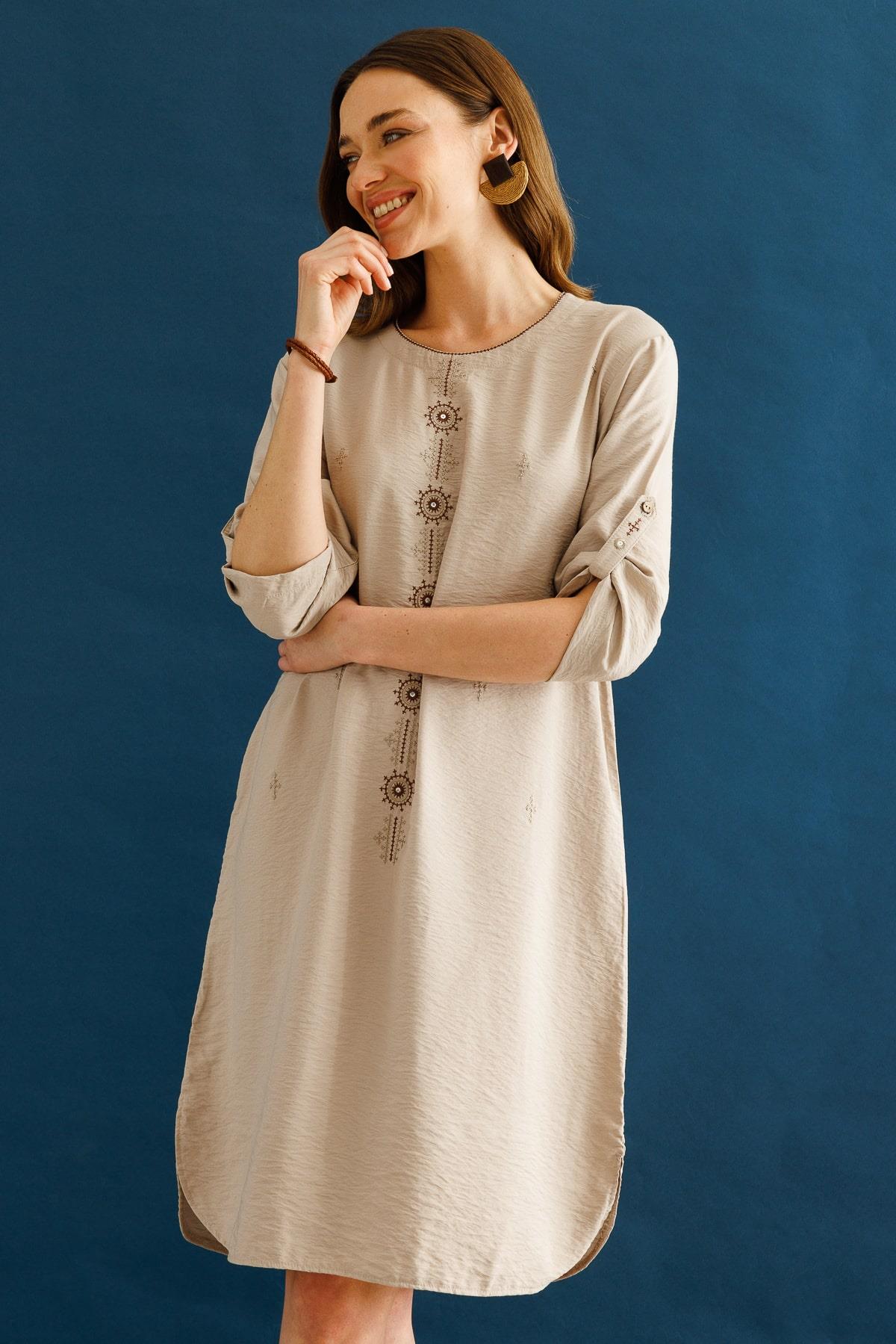 25774Kadın Sıfır Yaka Önü Nakışlı Elbise Bej
