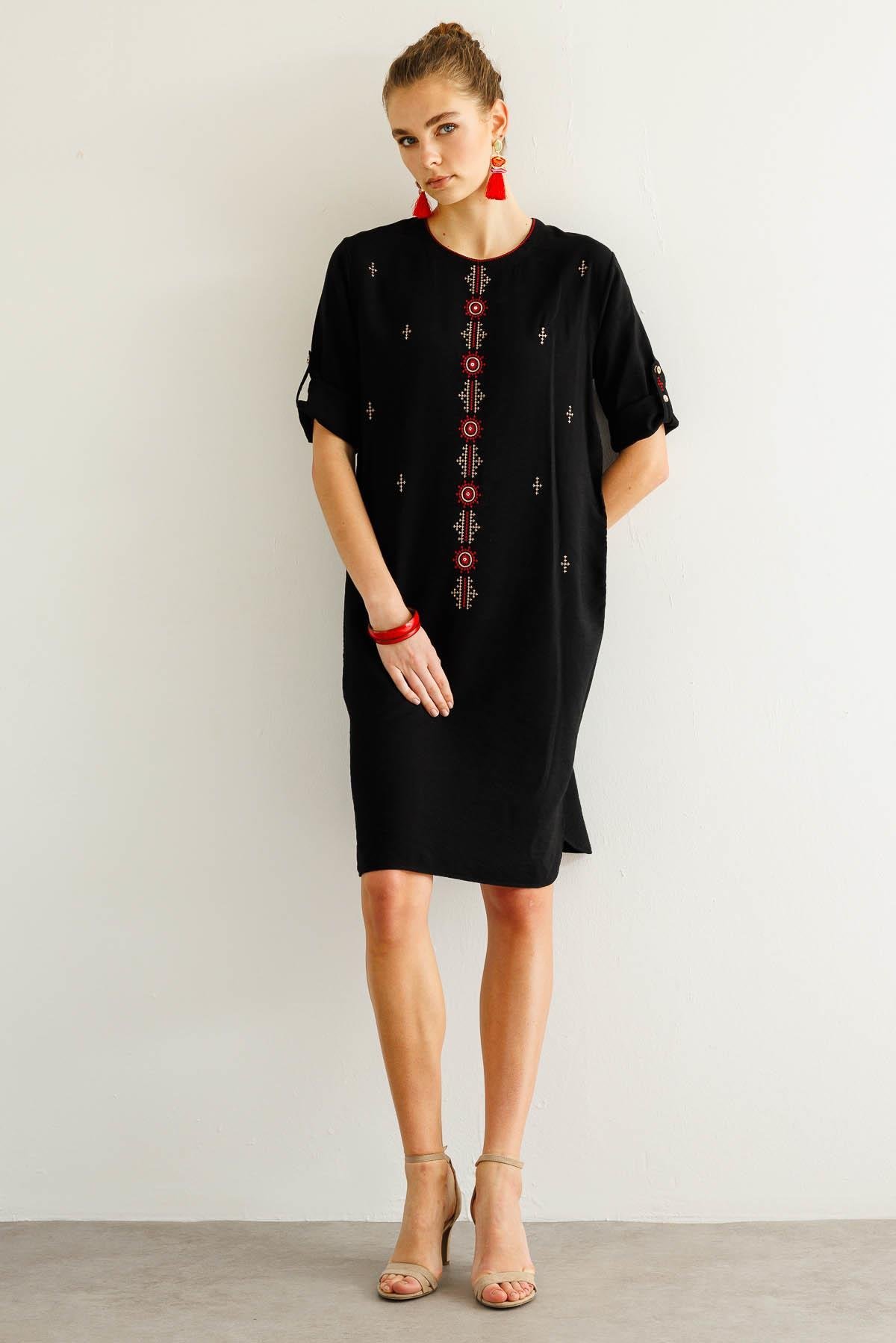 25774Kadın Sıfır Yaka Önü Nakışlı Elbise Siyah