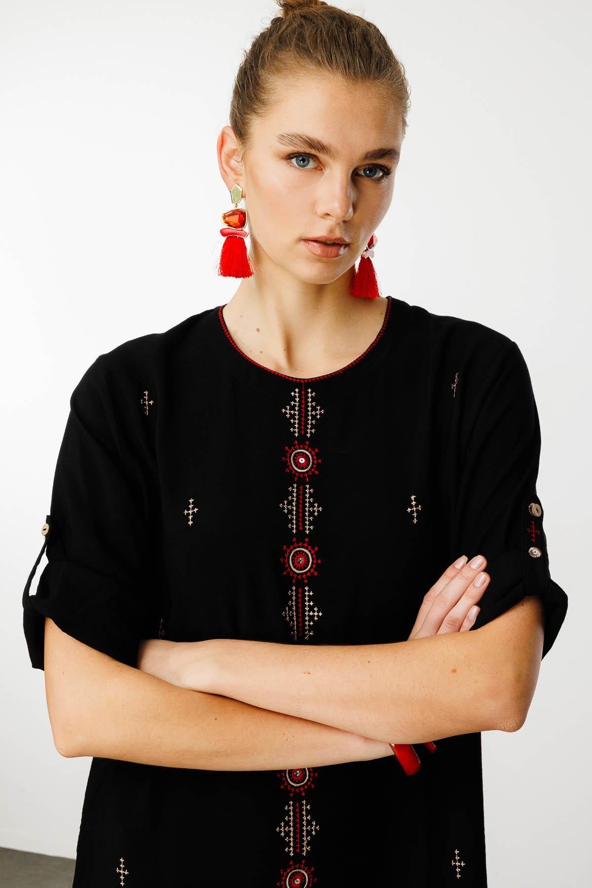 25774Kadın Sıfır Yaka Önü Nakışlı Elbise Siyah