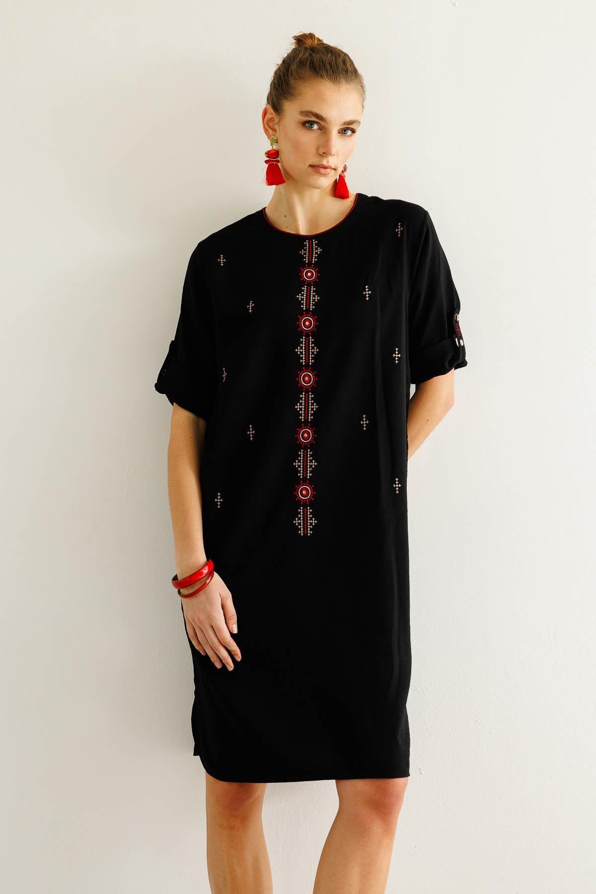 25774Kadın Sıfır Yaka Önü Nakışlı Elbise Siyah