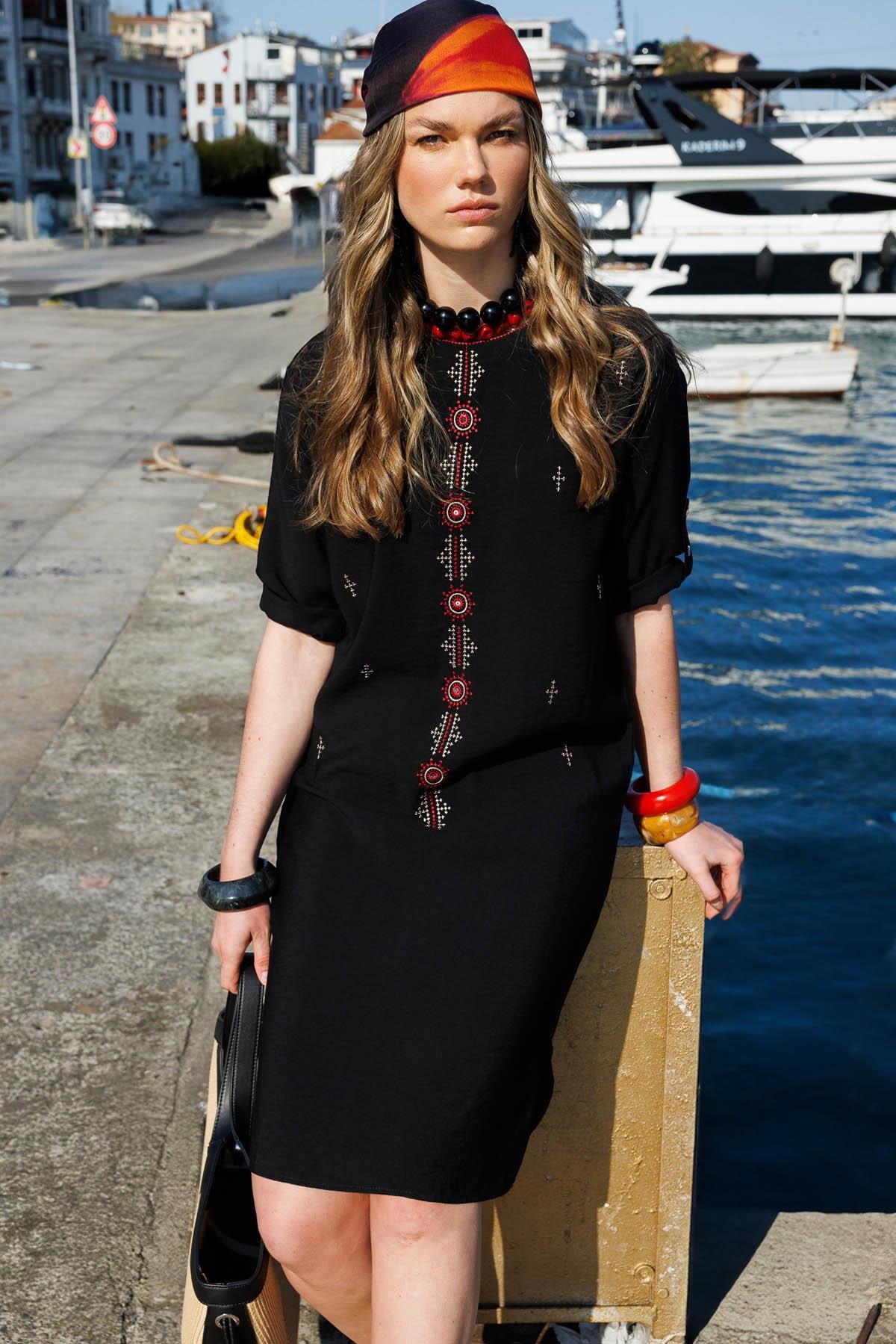 25774Kadın Sıfır Yaka Önü Nakışlı Elbise Siyah