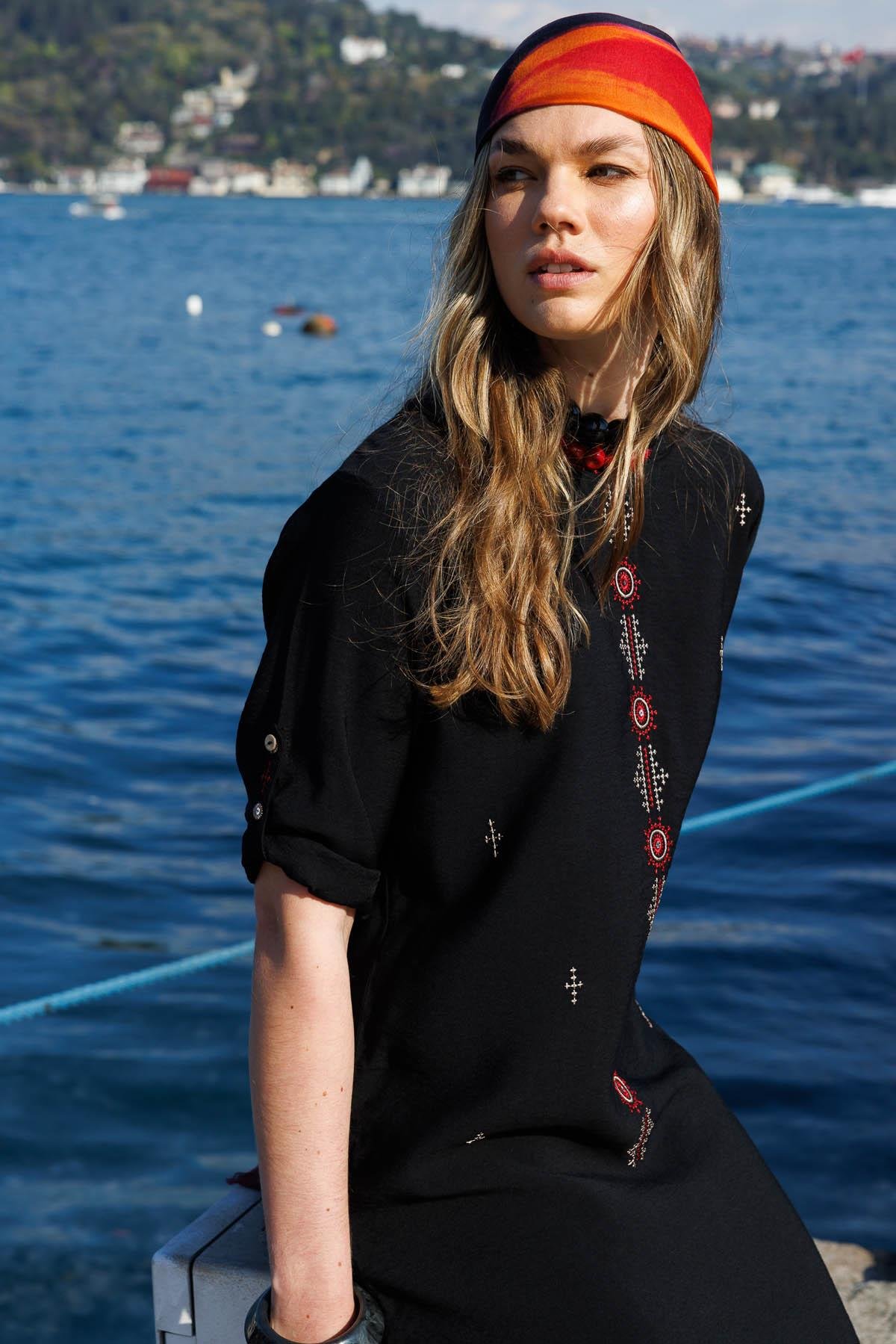 25774Kadın Sıfır Yaka Önü Nakışlı Elbise Siyah