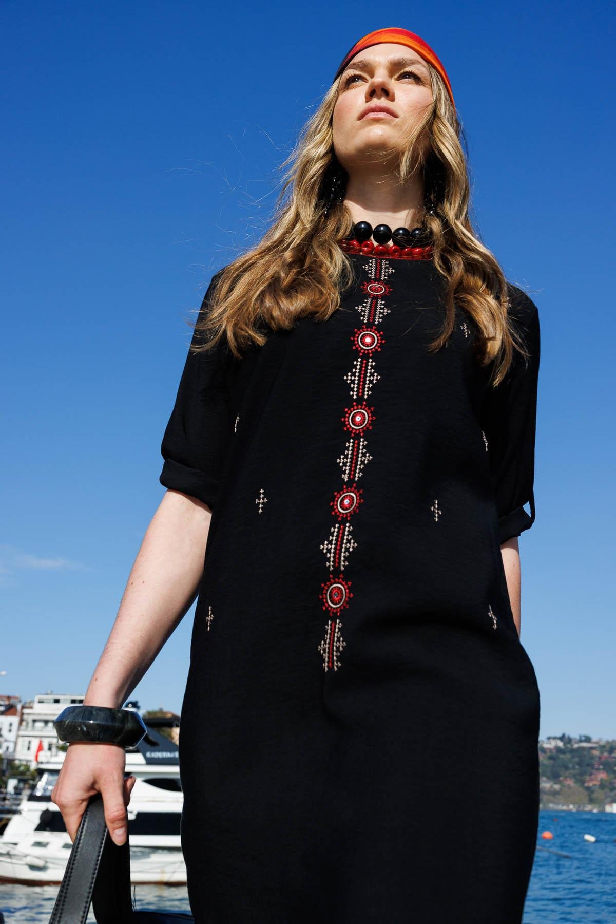 25774Kadın Sıfır Yaka Önü Nakışlı Elbise Siyah