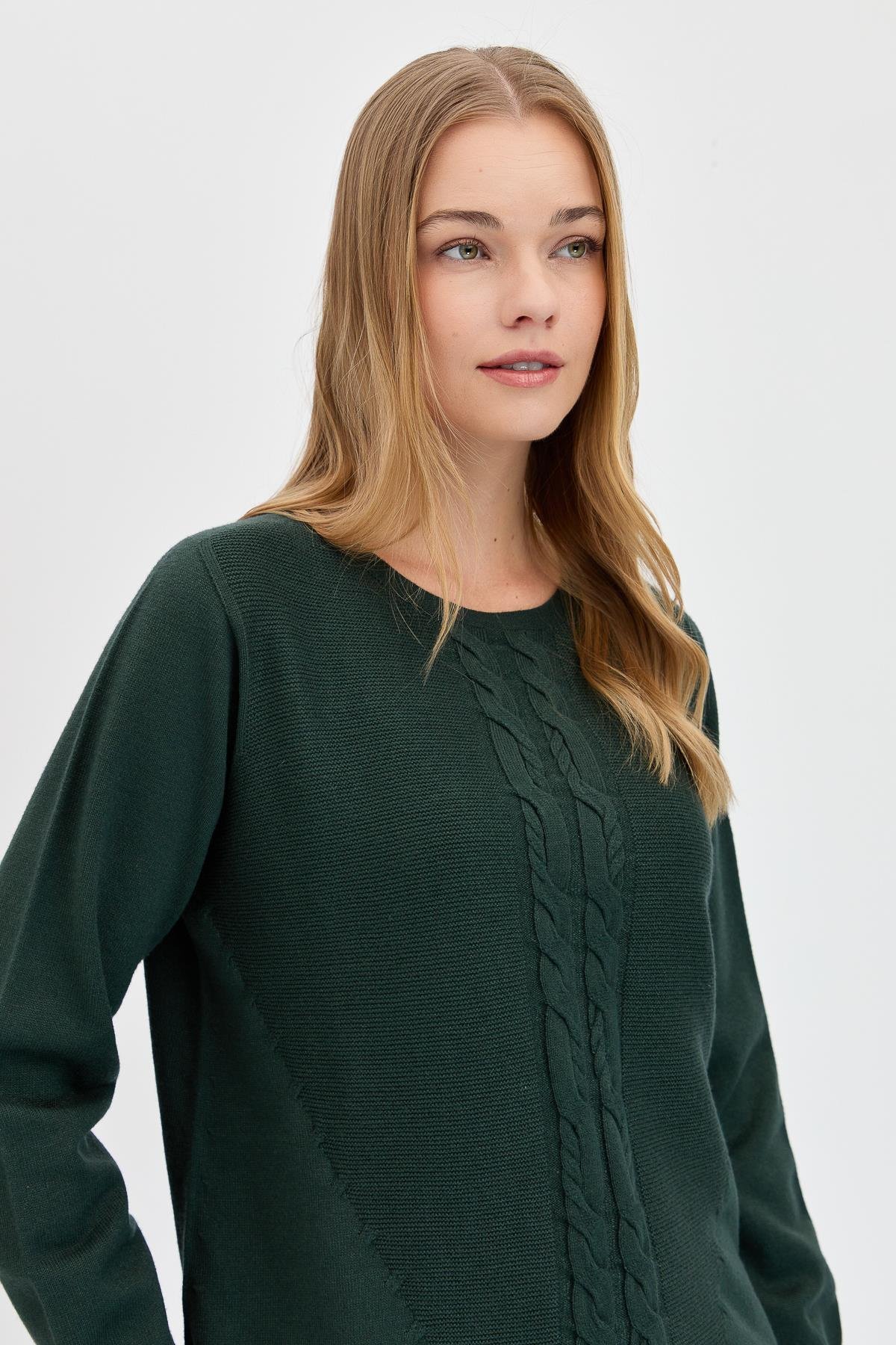 24185Kadın Sıfır Yaka Önü Saç Örgülü Kazak Yeşil