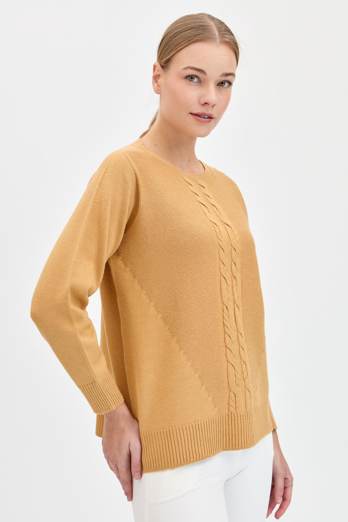 24185Kadın Sıfır Yaka Önü Saç Örgülü Kazak Camel