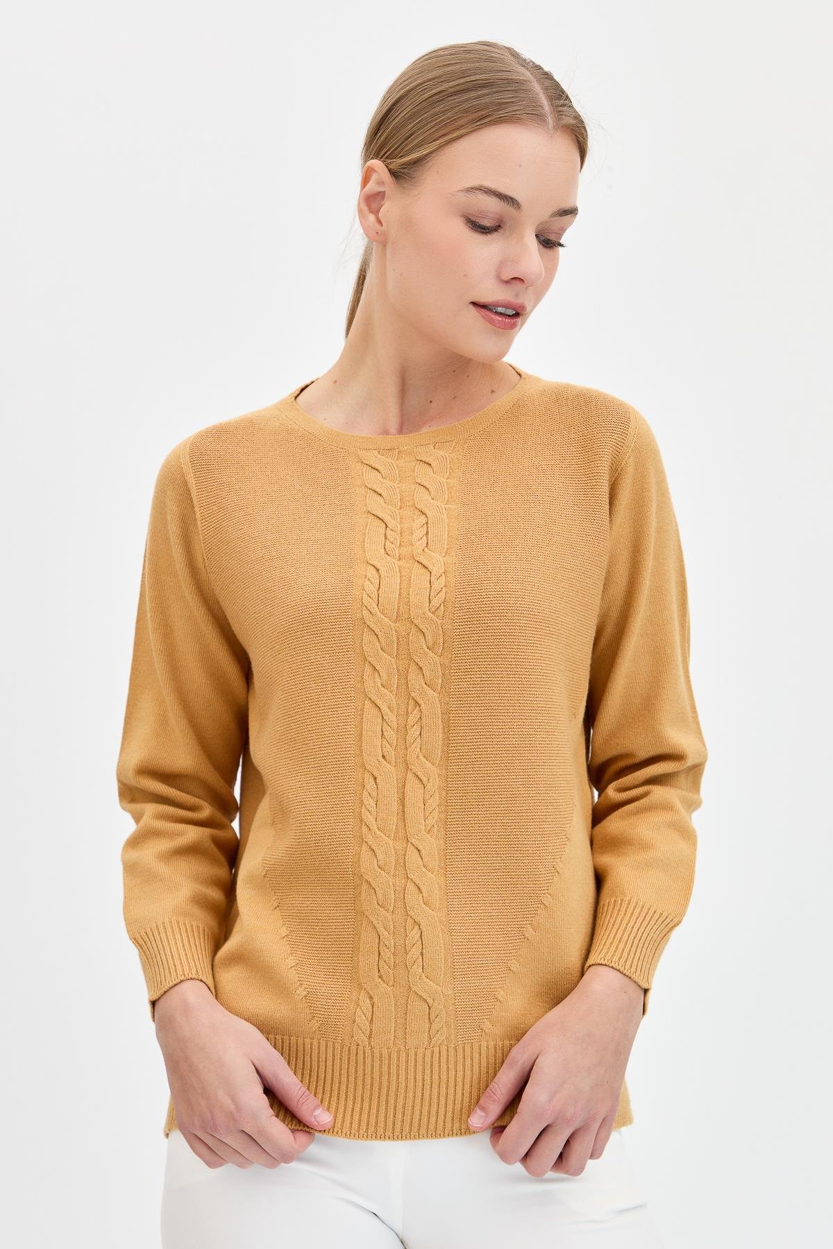 24185Kadın Sıfır Yaka Önü Saç Örgülü Kazak Camel