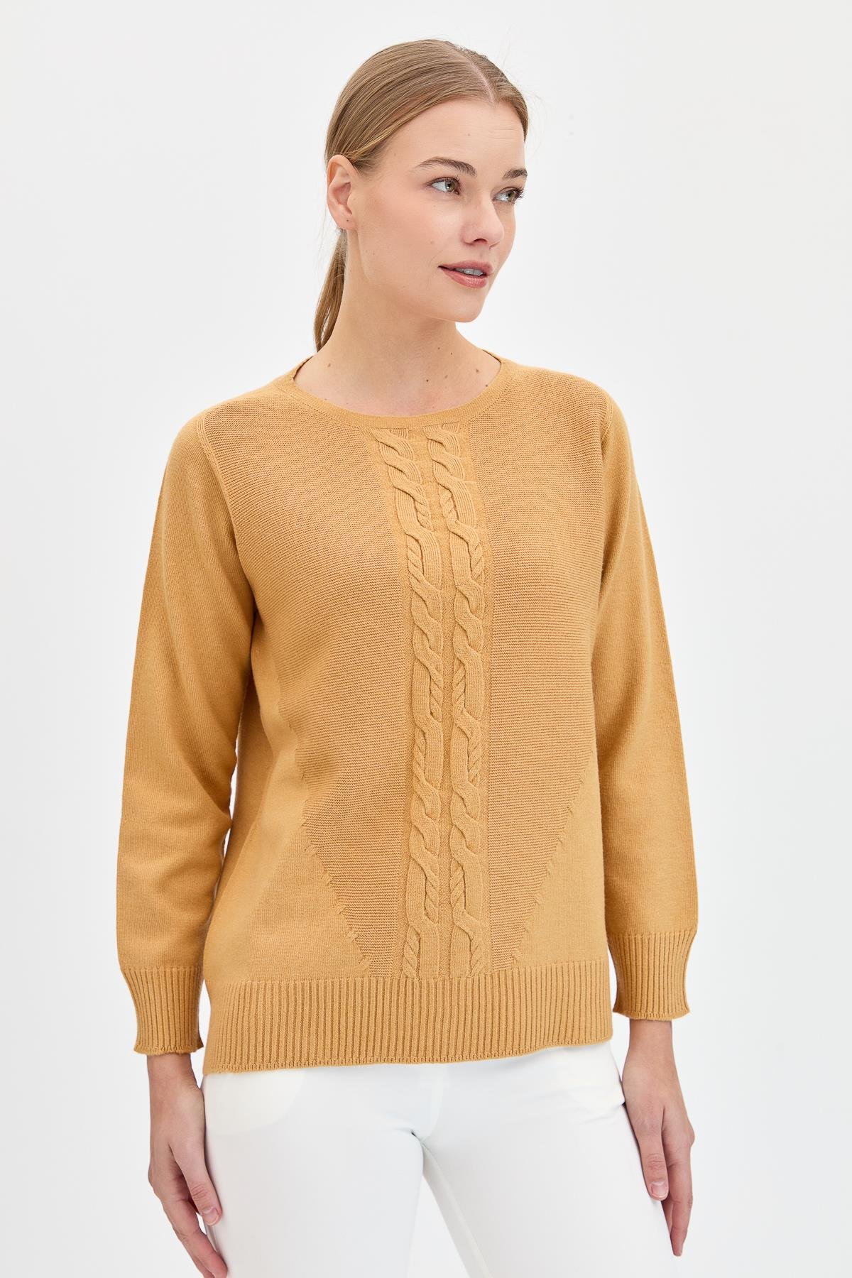 24185Kadın Sıfır Yaka Önü Saç Örgülü Kazak Camel