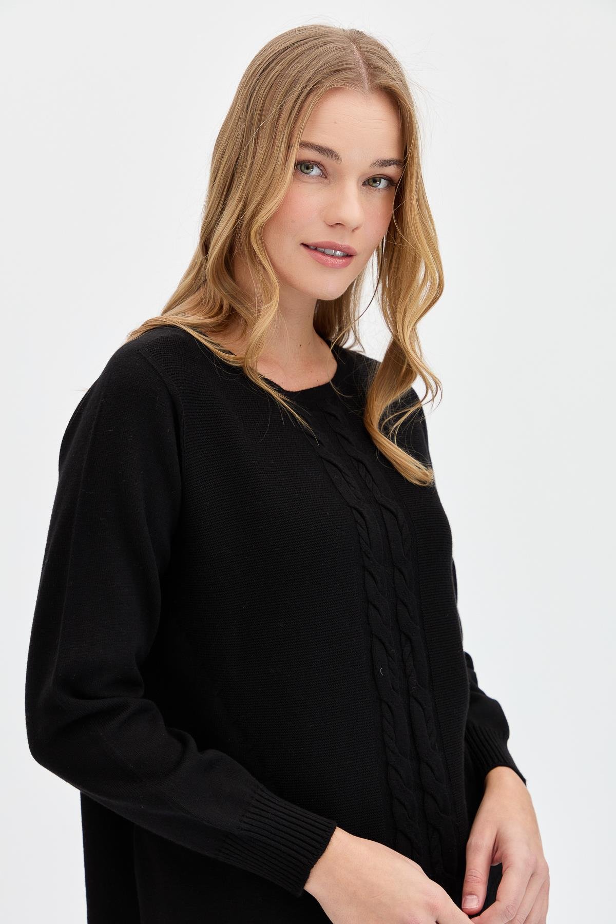 24185Kadın Sıfır Yaka Önü Saç Örgülü Kazak Siyah