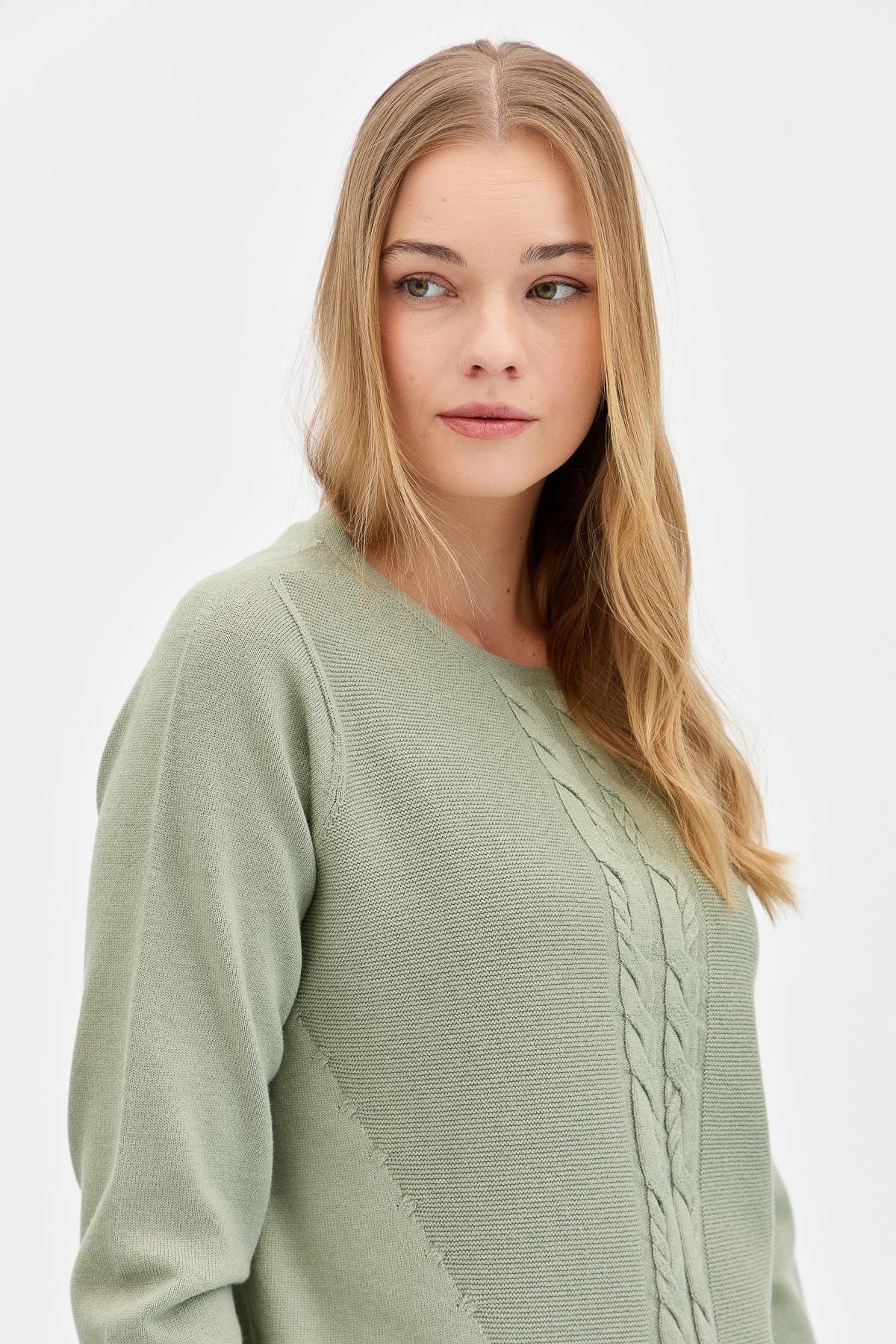 24185Kadın Sıfır Yaka Önü Saç Örgülü Kazak Mint