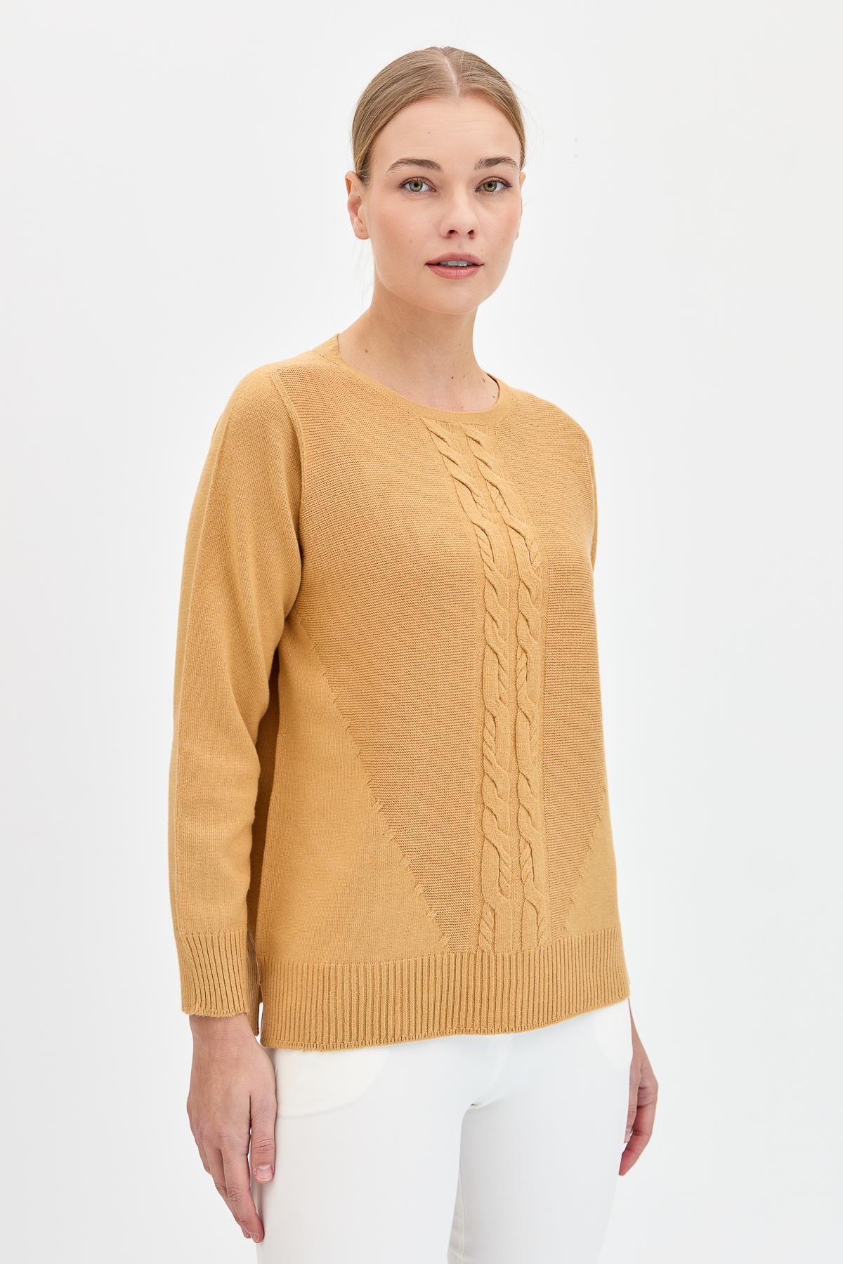 24185Kadın Sıfır Yaka Önü Saç Örgülü Kazak Camel