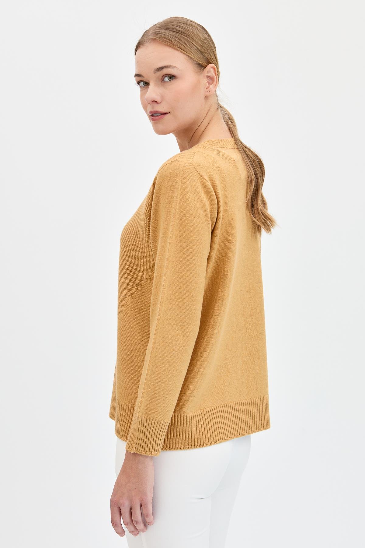 24185Kadın Sıfır Yaka Önü Saç Örgülü Kazak Camel