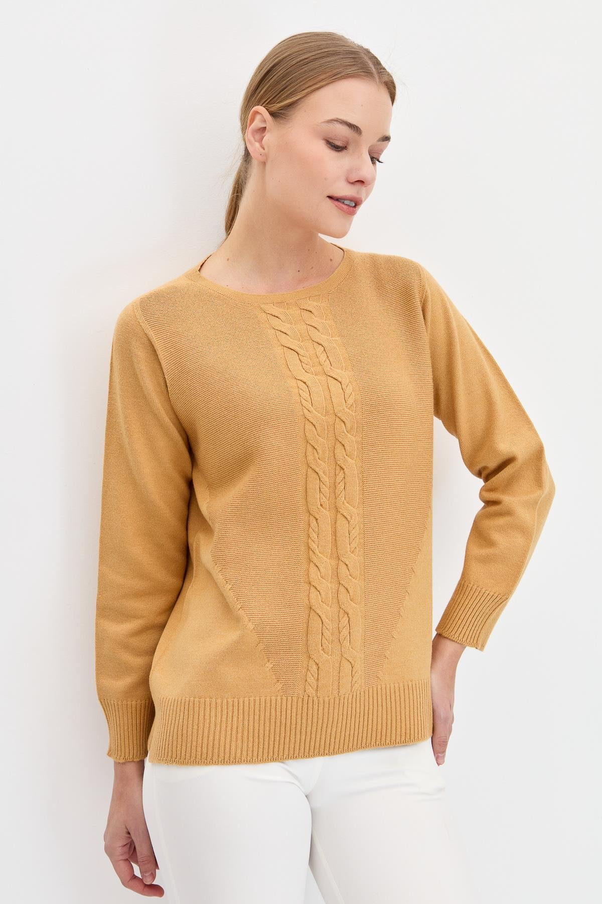 24185Kadın Sıfır Yaka Önü Saç Örgülü Kazak Camel