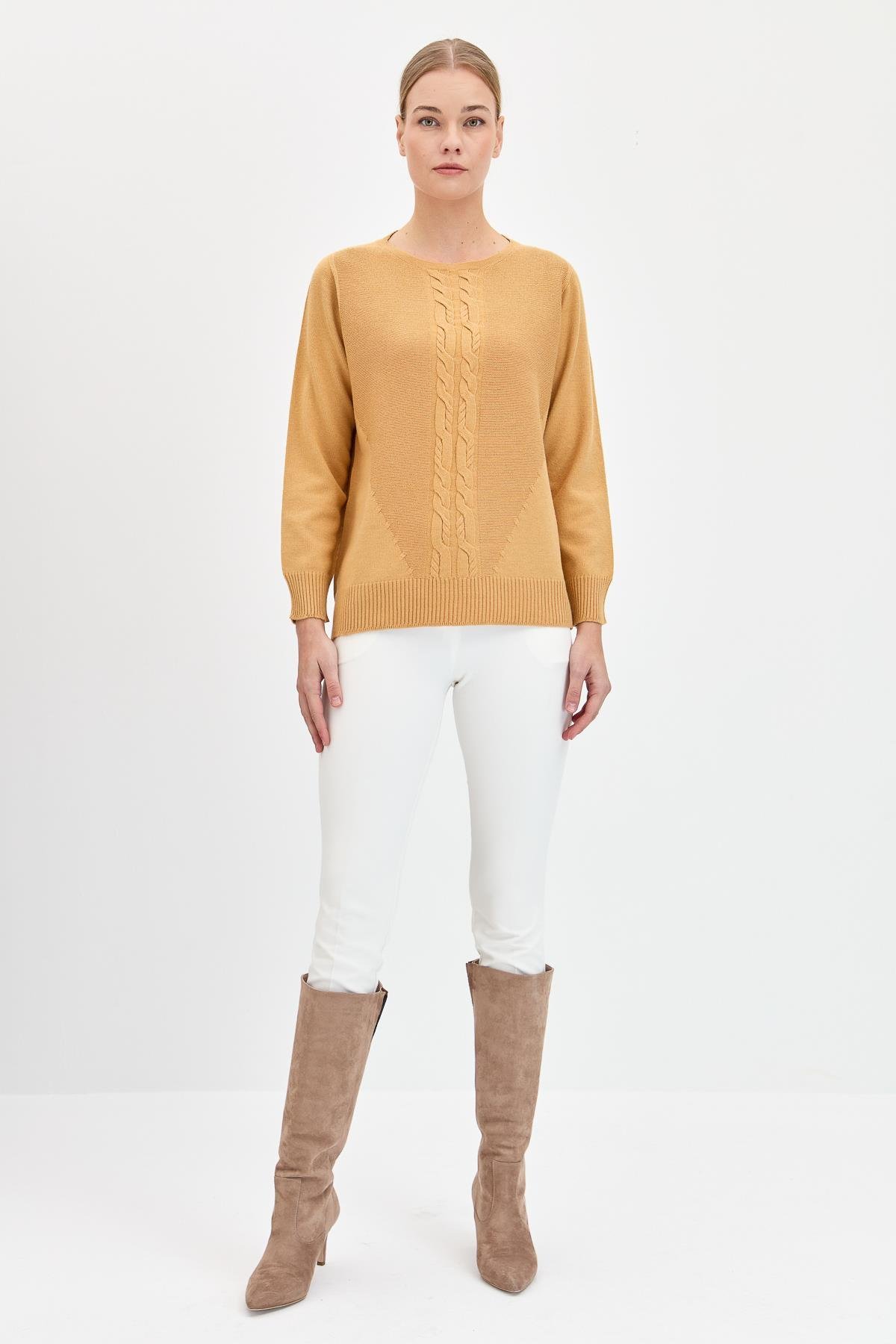 24185Kadın Sıfır Yaka Önü Saç Örgülü Kazak Camel