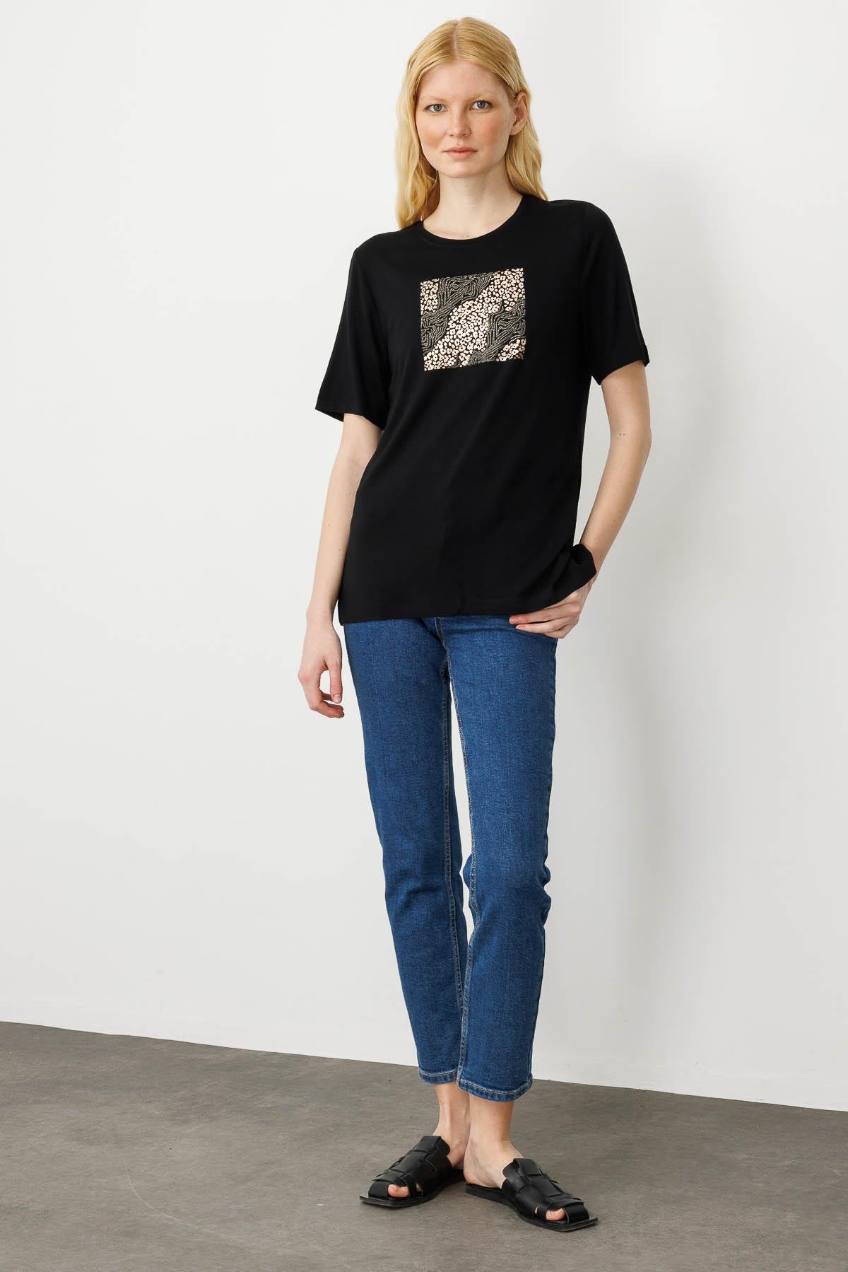 25834Kadın Sıfır Yaka Önü Taş Baskılı Penye T-shirt Siyah