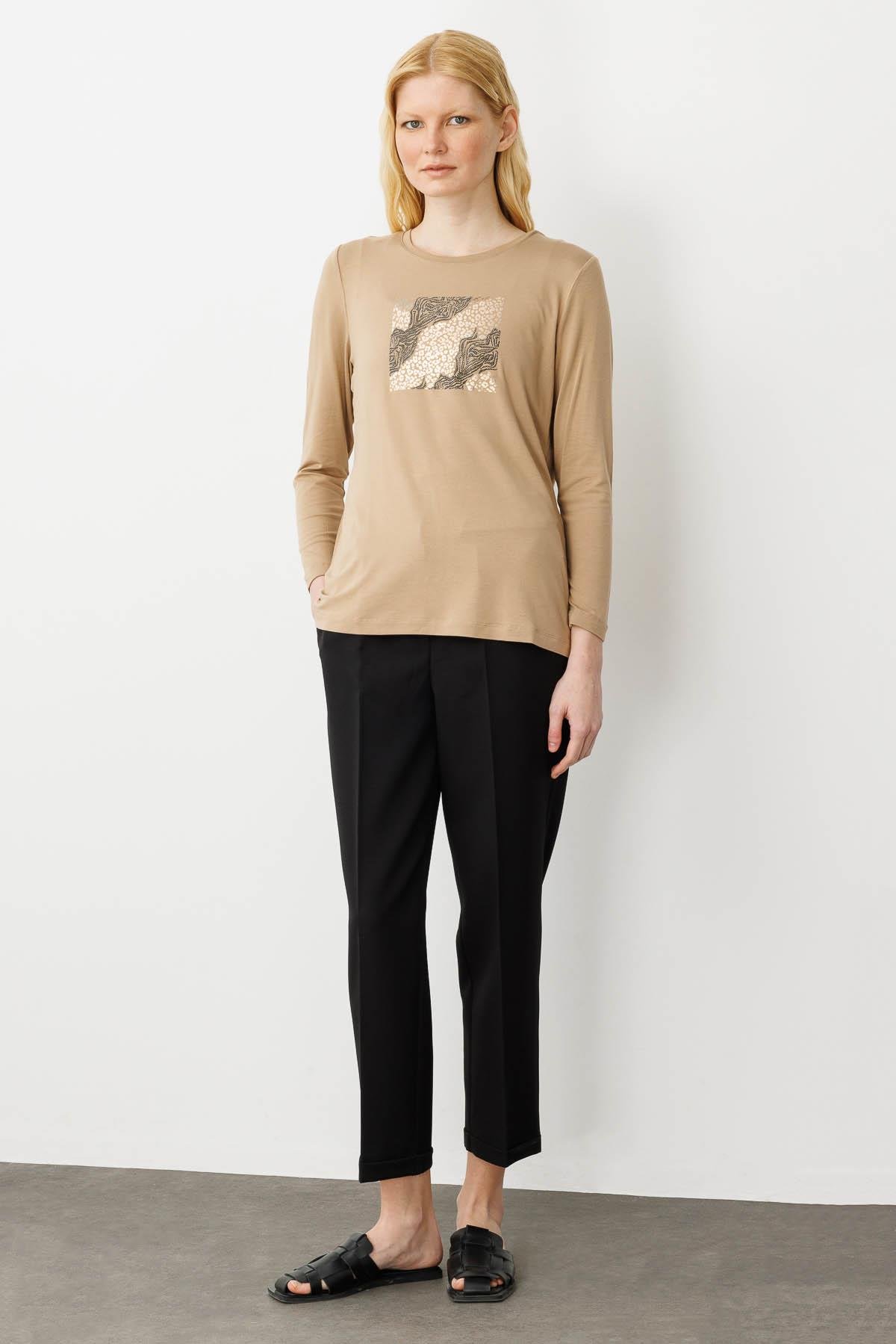 25835Kadın Sıfır Yaka Önü Taş Baskılı Penye Bluz Vizon