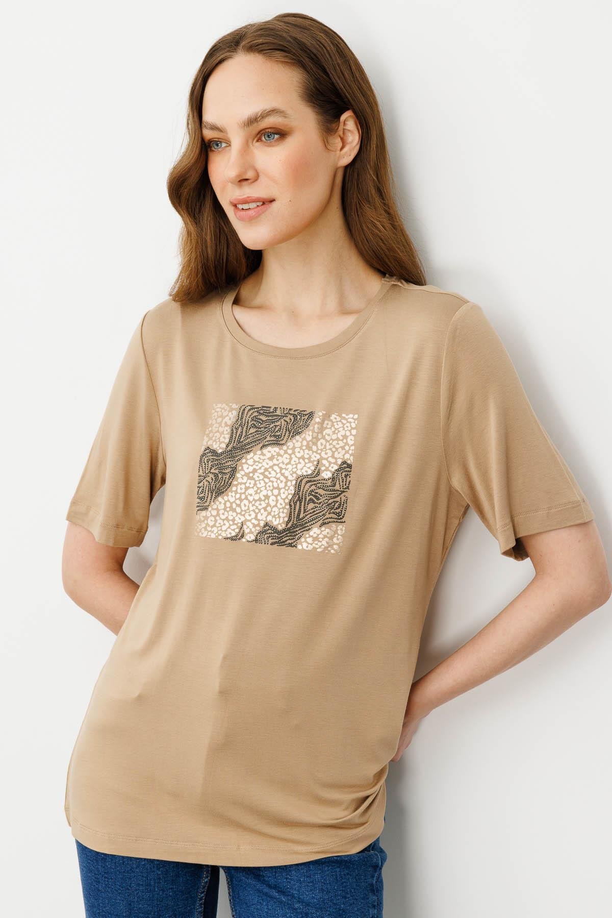 25834Kadın Sıfır Yaka Önü Taş Baskılı Penye T-shirt Vizon