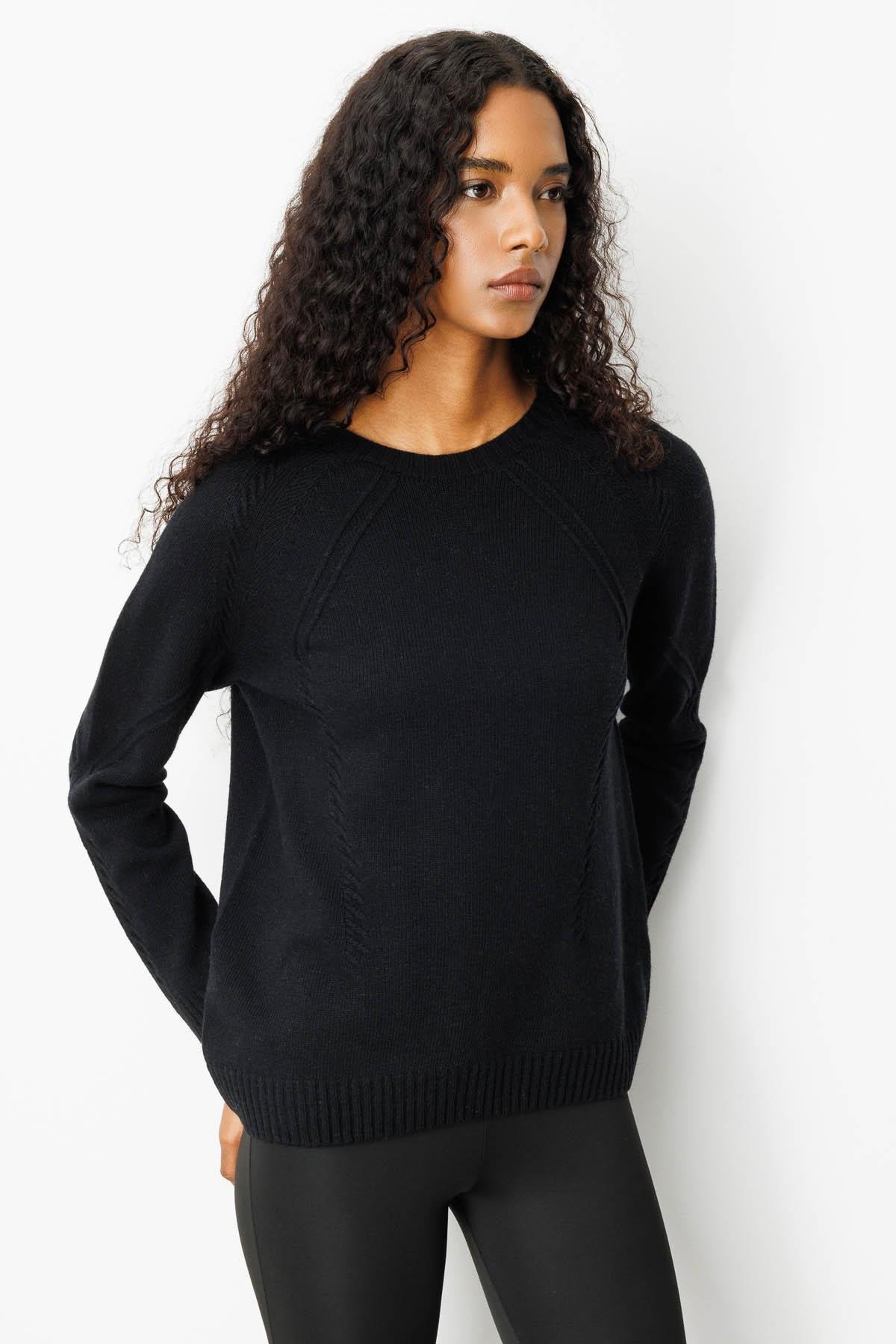 25221Kadın Sıfır Yaka Önü ve Kol Ortası Saç Örgü Yün Kazak Siyah