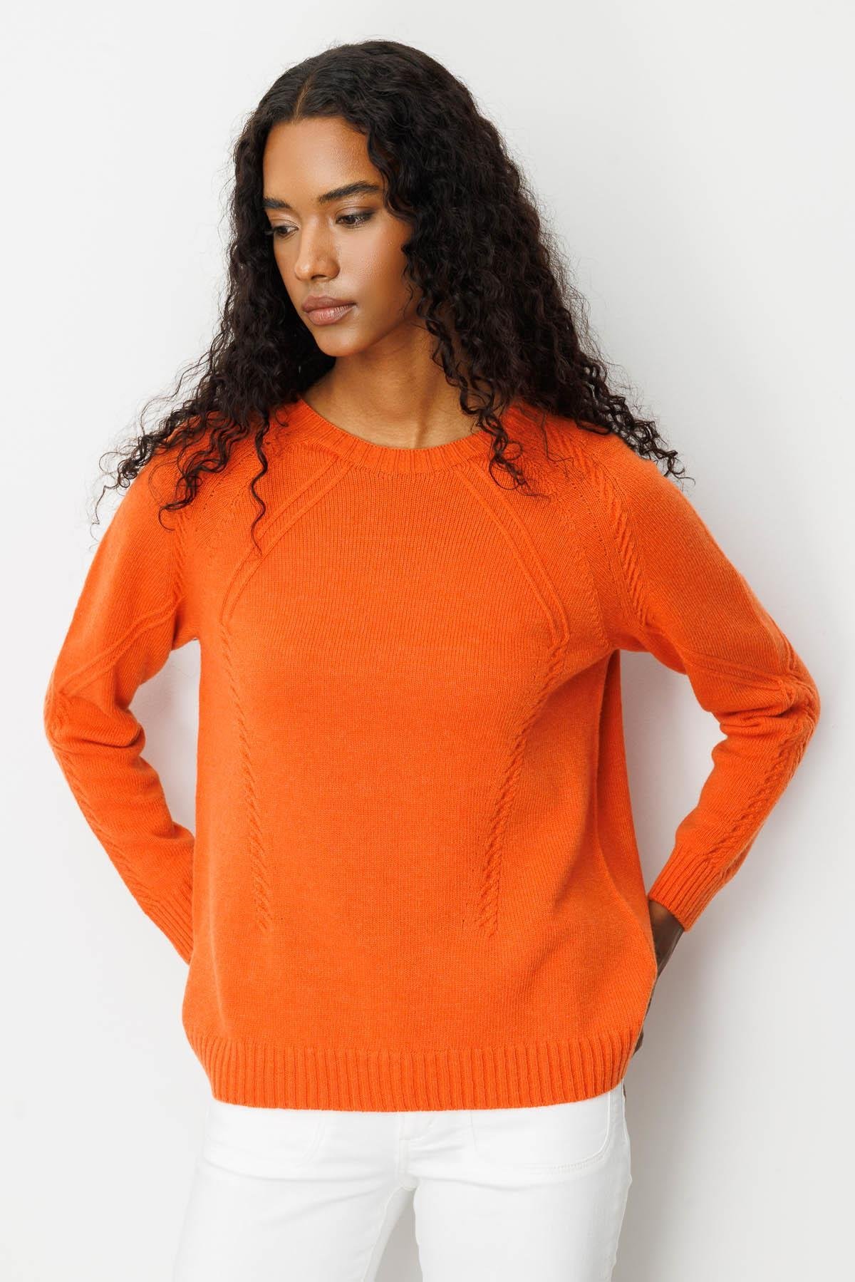 25221Kadın Sıfır Yaka Önü ve Kol Ortası Saç Örgü Yün Kazak Portakal