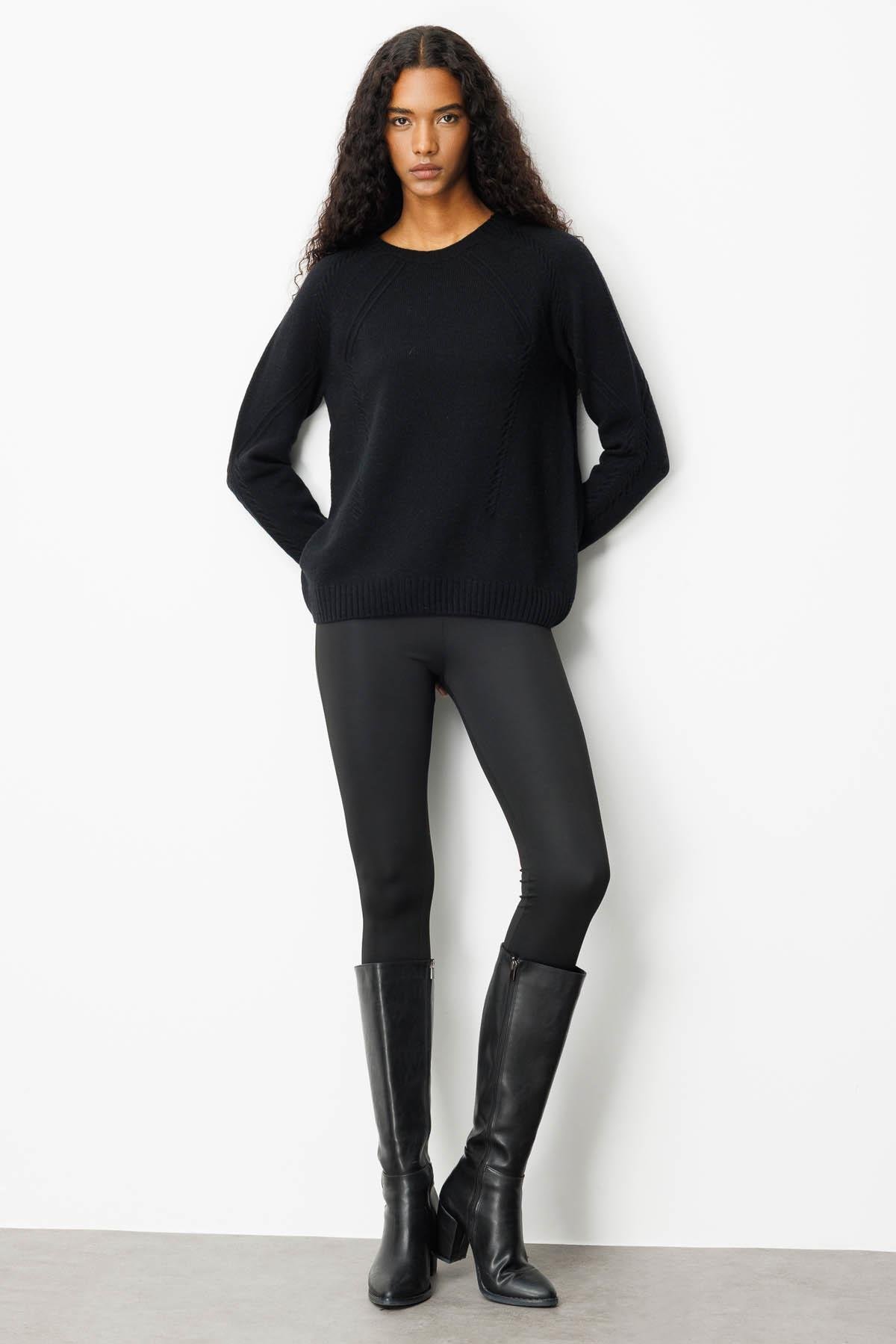 25221Kadın Sıfır Yaka Önü ve Kol Ortası Saç Örgü Yün Kazak Siyah