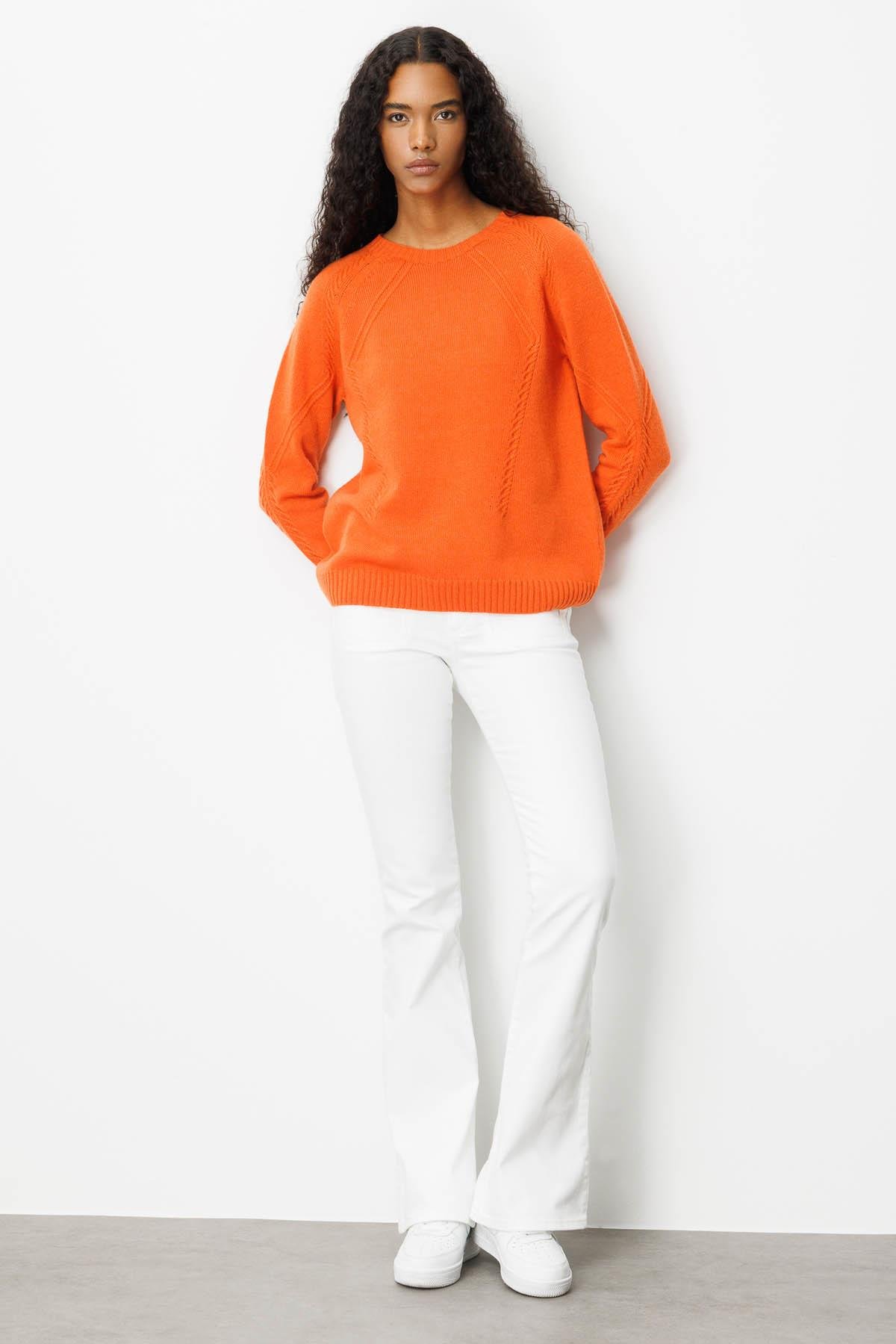 25221Kadın Sıfır Yaka Önü ve Kol Ortası Saç Örgü Yün Kazak Portakal