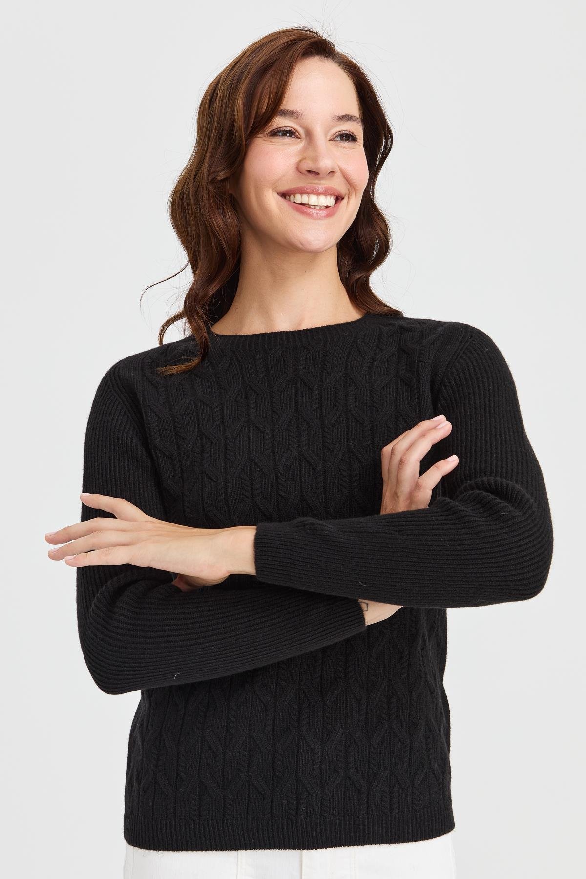 23152Kadın Sıfır Yaka Önü Yürütmeli Yün Kazak Siyah