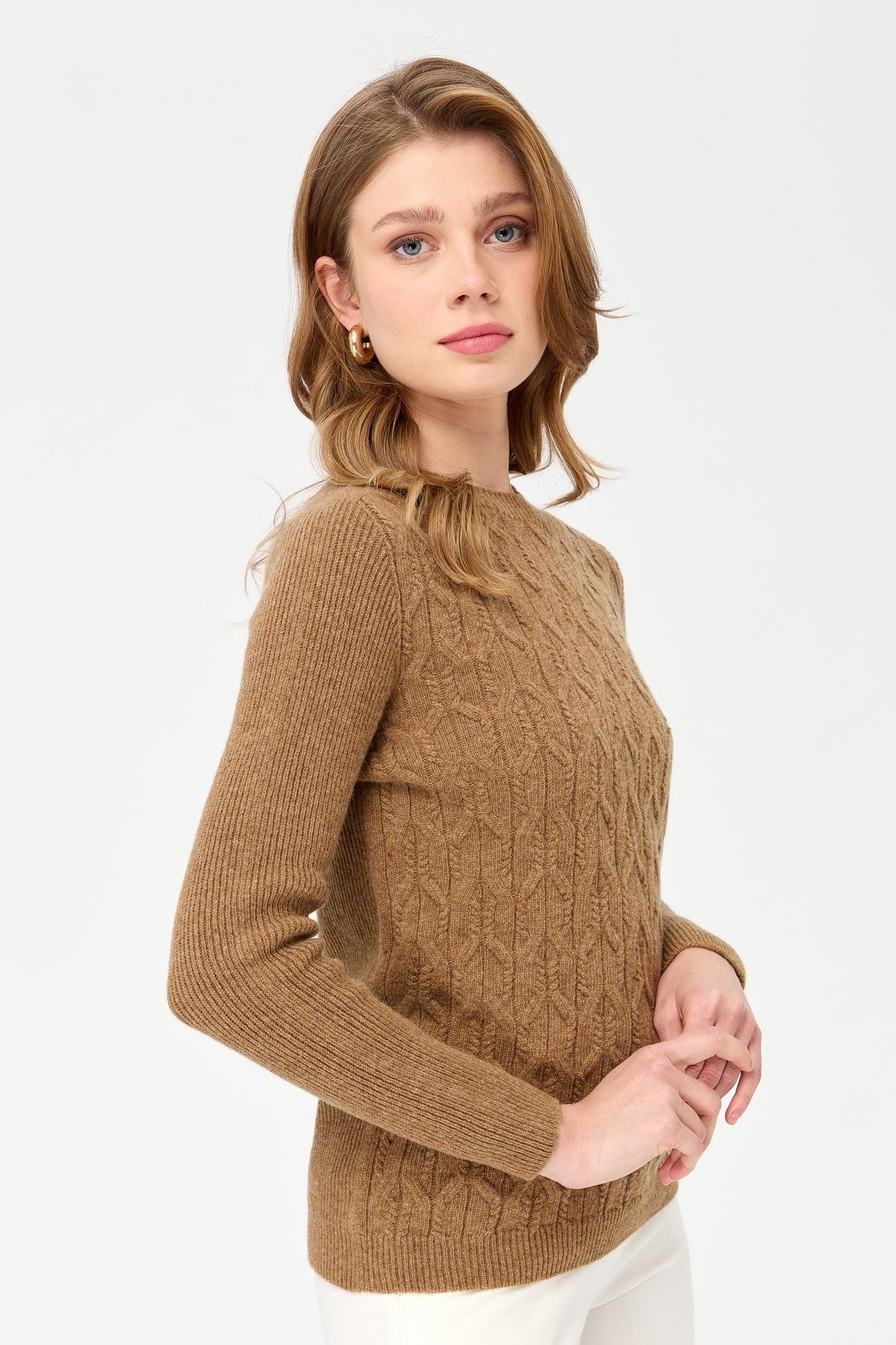 23152Kadın Sıfır Yaka Önü Yürütmeli Yün Kazak V.Camel