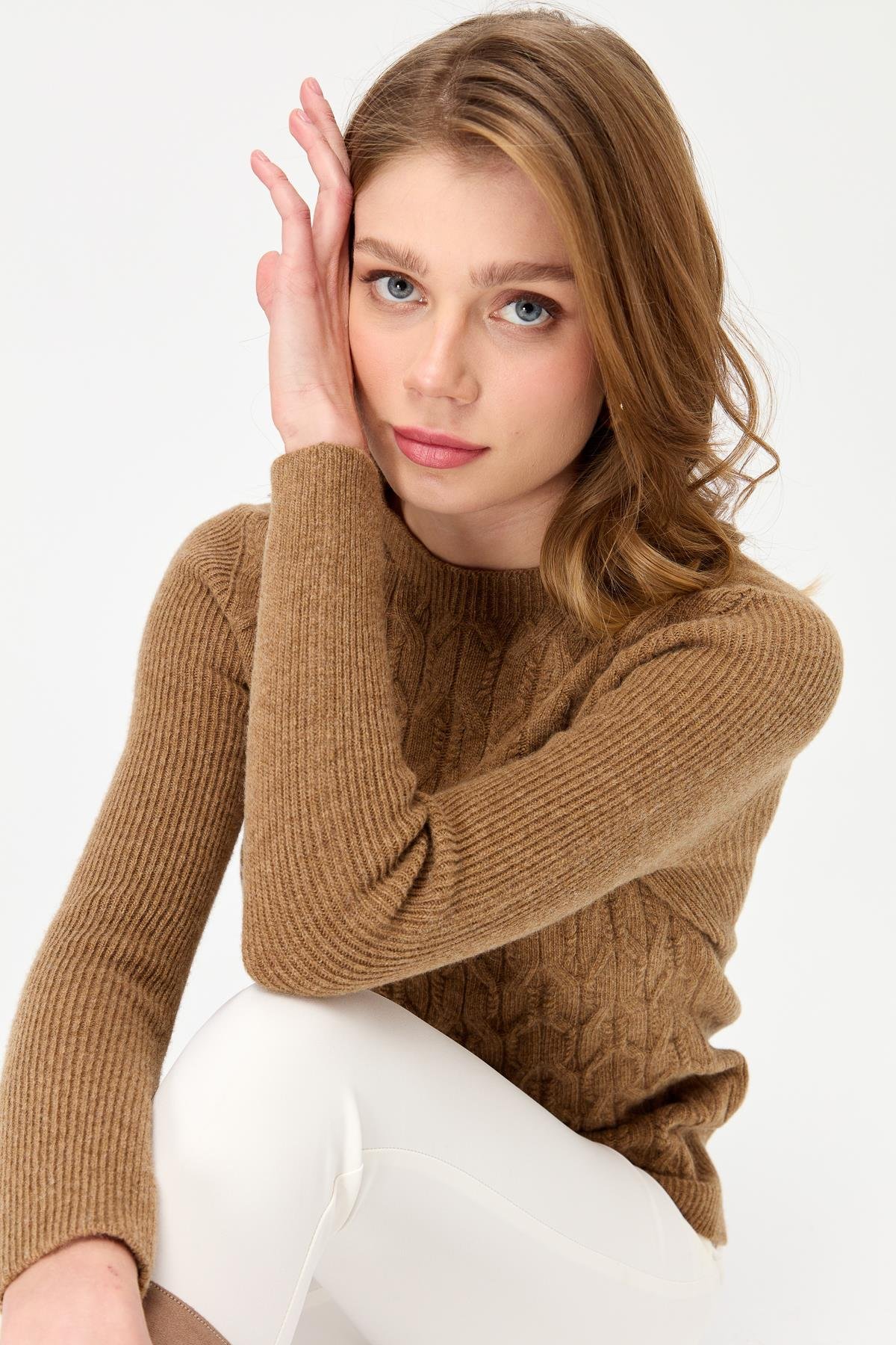 23152Kadın Sıfır Yaka Önü Yürütmeli Yün Kazak V.Camel