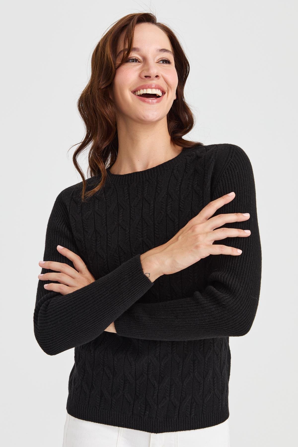 23152Kadın Sıfır Yaka Önü Yürütmeli Yün Kazak Siyah