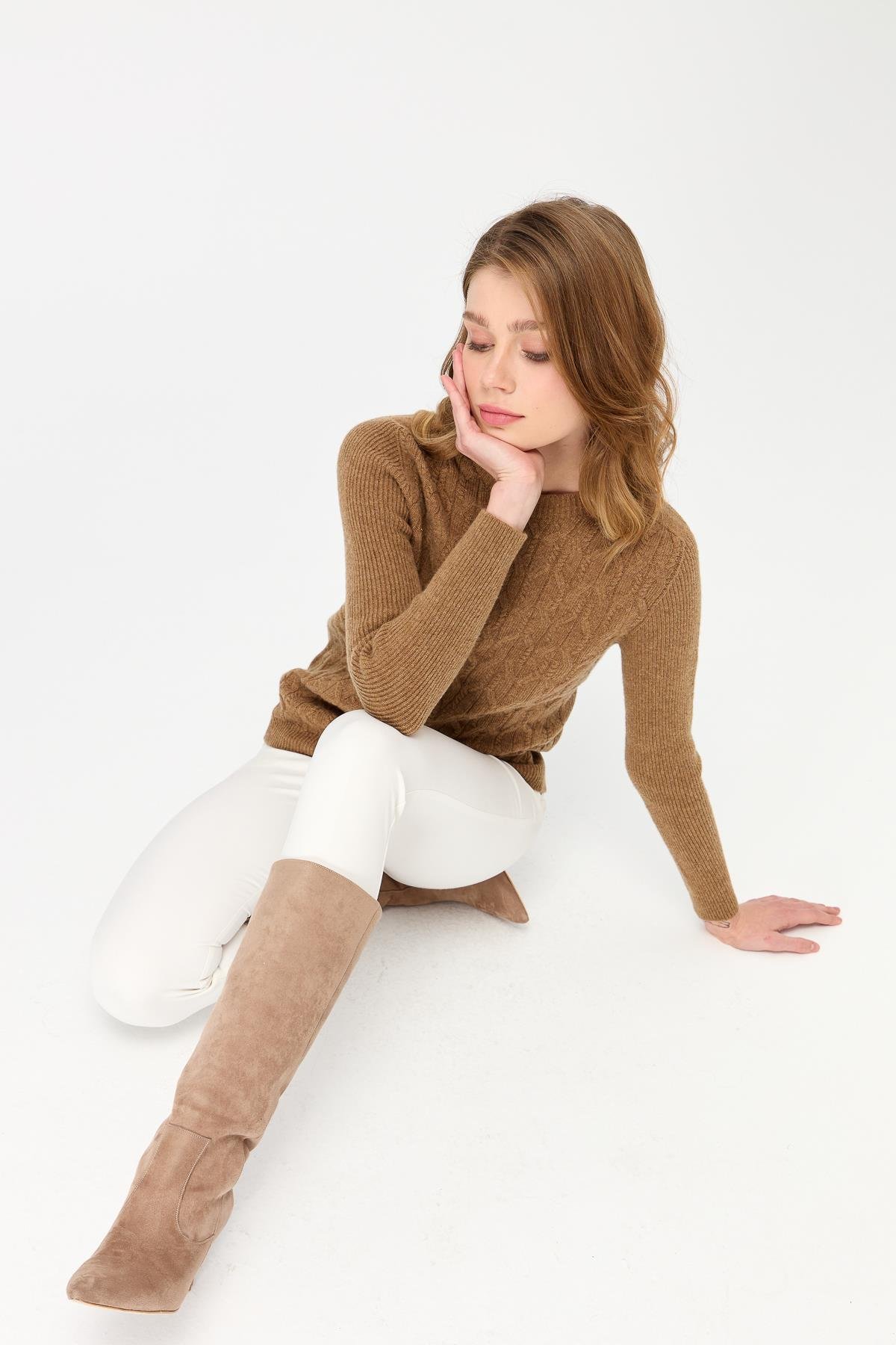 23152Kadın Sıfır Yaka Önü Yürütmeli Yün Kazak V.Camel