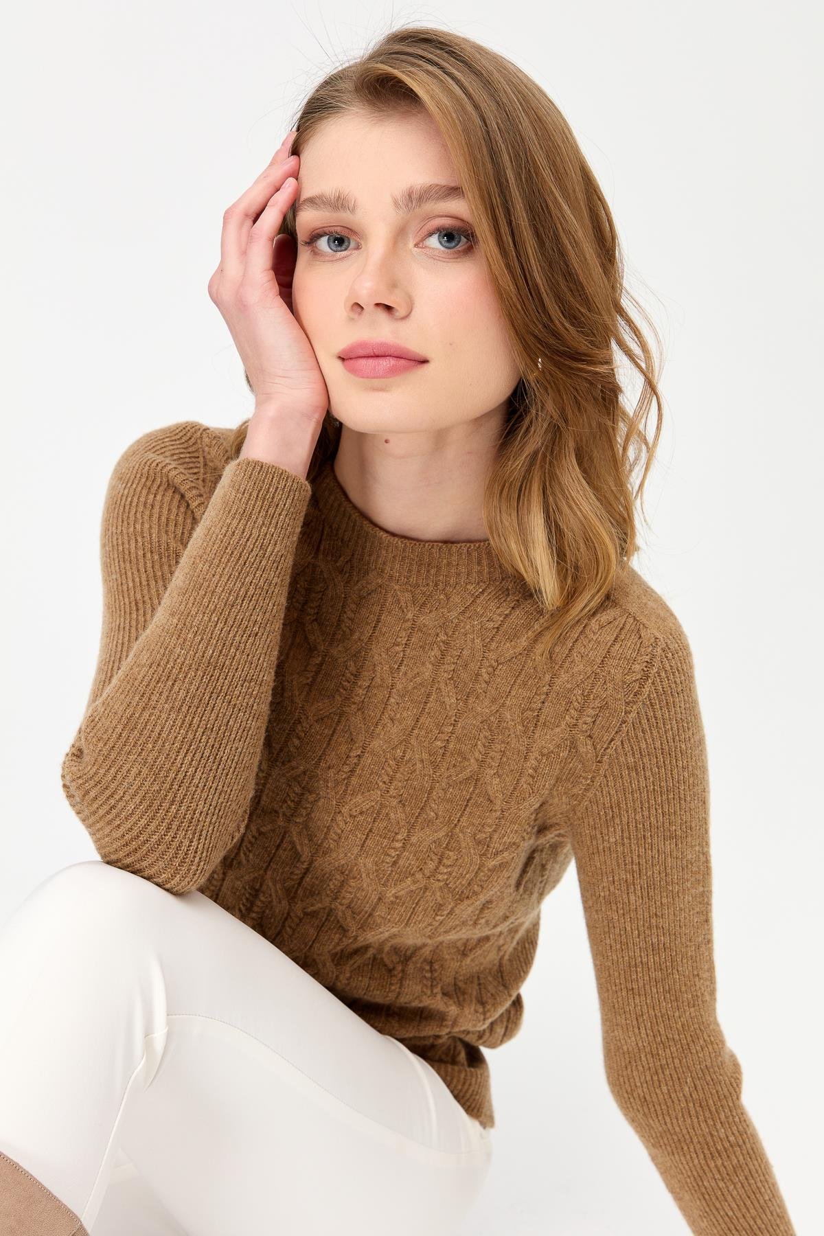 23152Kadın Sıfır Yaka Önü Yürütmeli Yün Kazak V.Camel