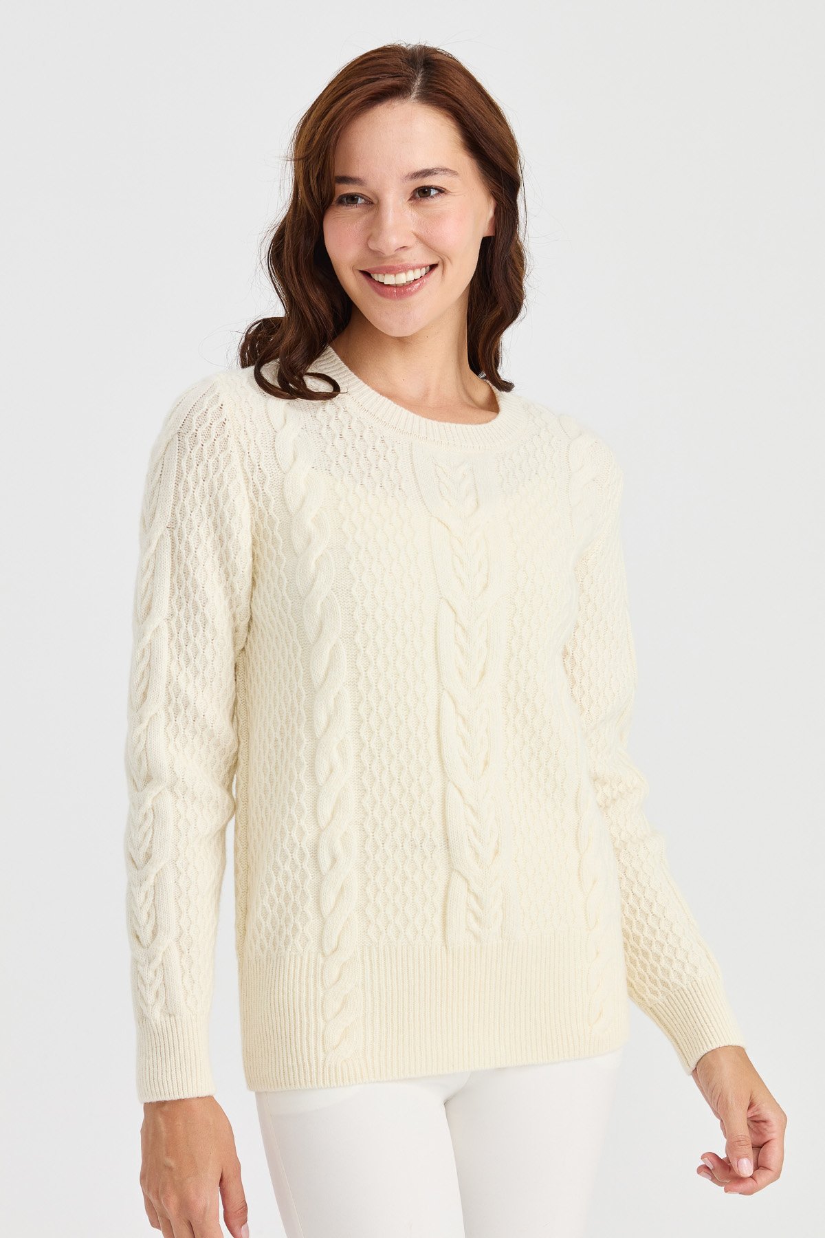 23034Kadın Sıfır Yaka Ortası Saç Örgü Yün Kazak Kemik