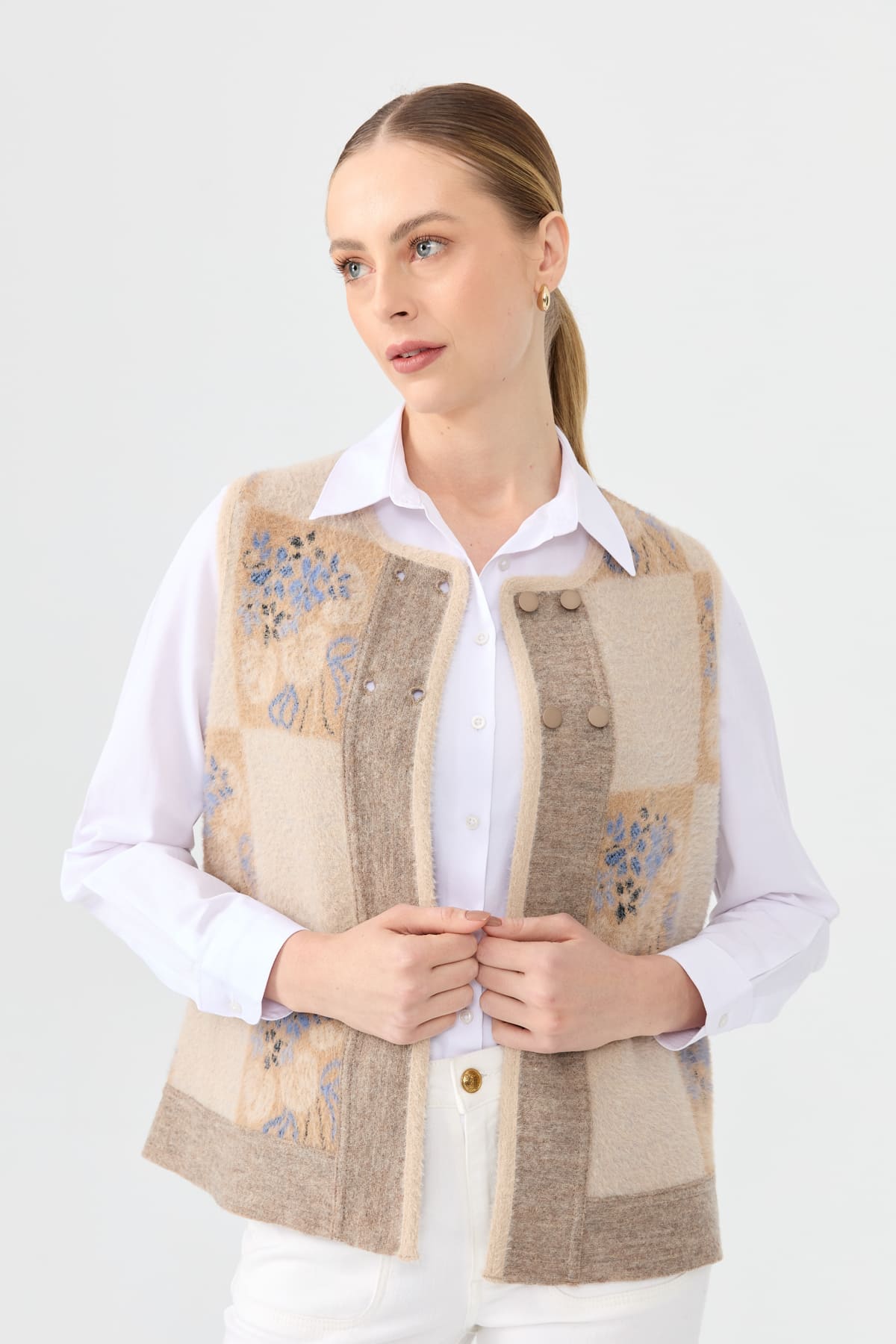 24074Kadın Sıfır Yaka Patchwork Arkası Keçe Kısa Yün Yelek Bej