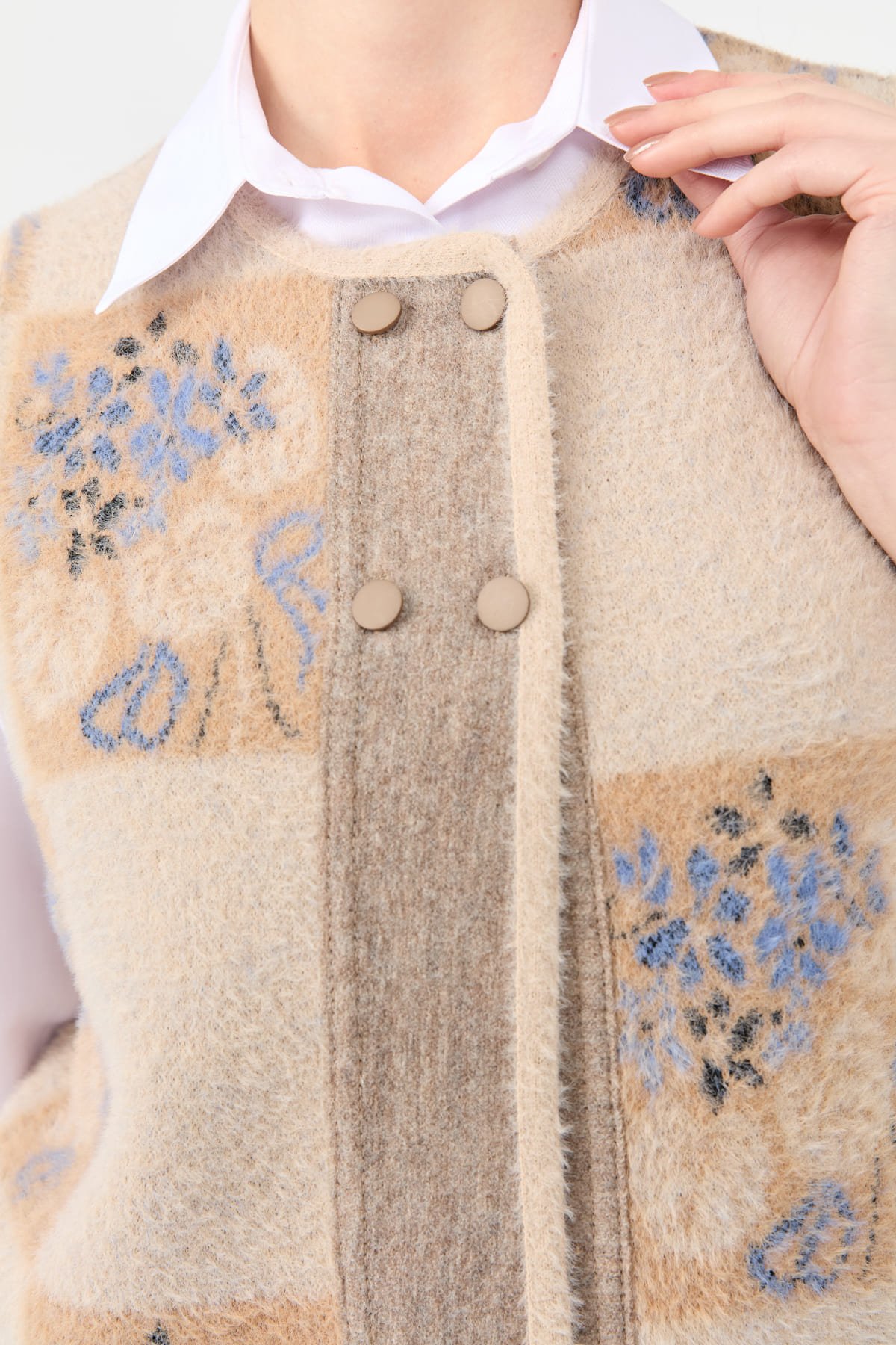 24074Kadın Sıfır Yaka Patchwork Arkası Keçe Kısa Yün Yelek Bej