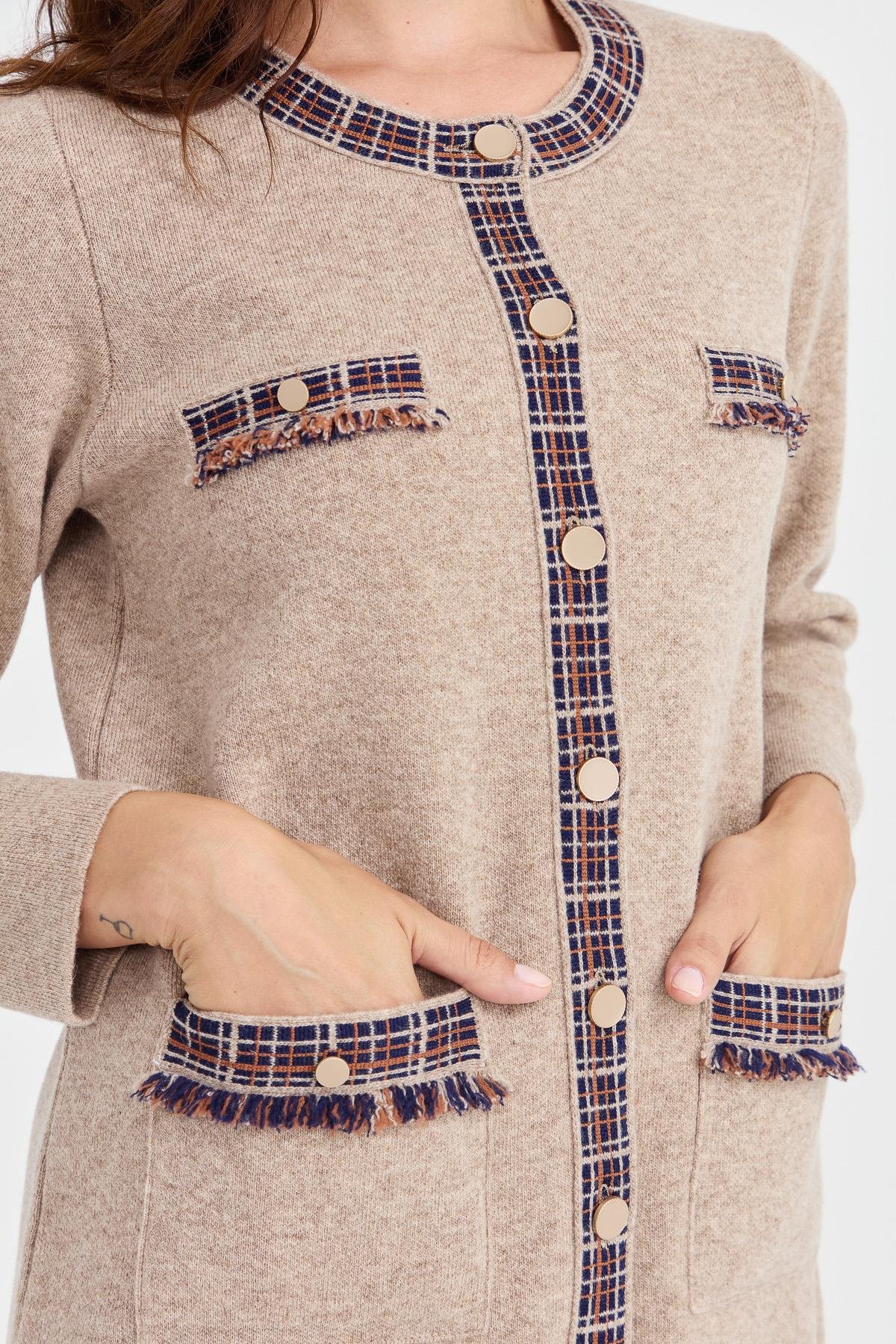 23013Kadın Sıfır Yaka Püsküllü Kare Aksesuarlı Yün Kaban K.Bej