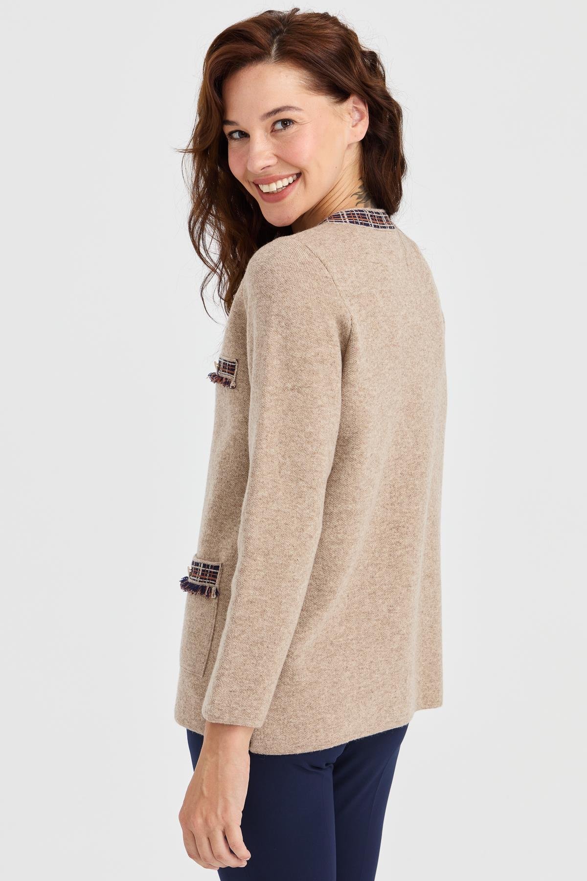 23013Kadın Sıfır Yaka Püsküllü Kare Aksesuarlı Yün Kaban K.Bej