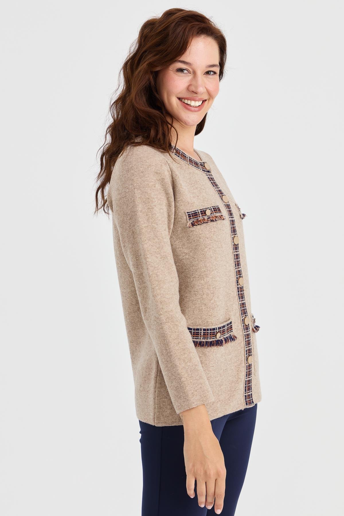 23013Kadın Sıfır Yaka Püsküllü Kare Aksesuarlı Yün Kaban K.Bej