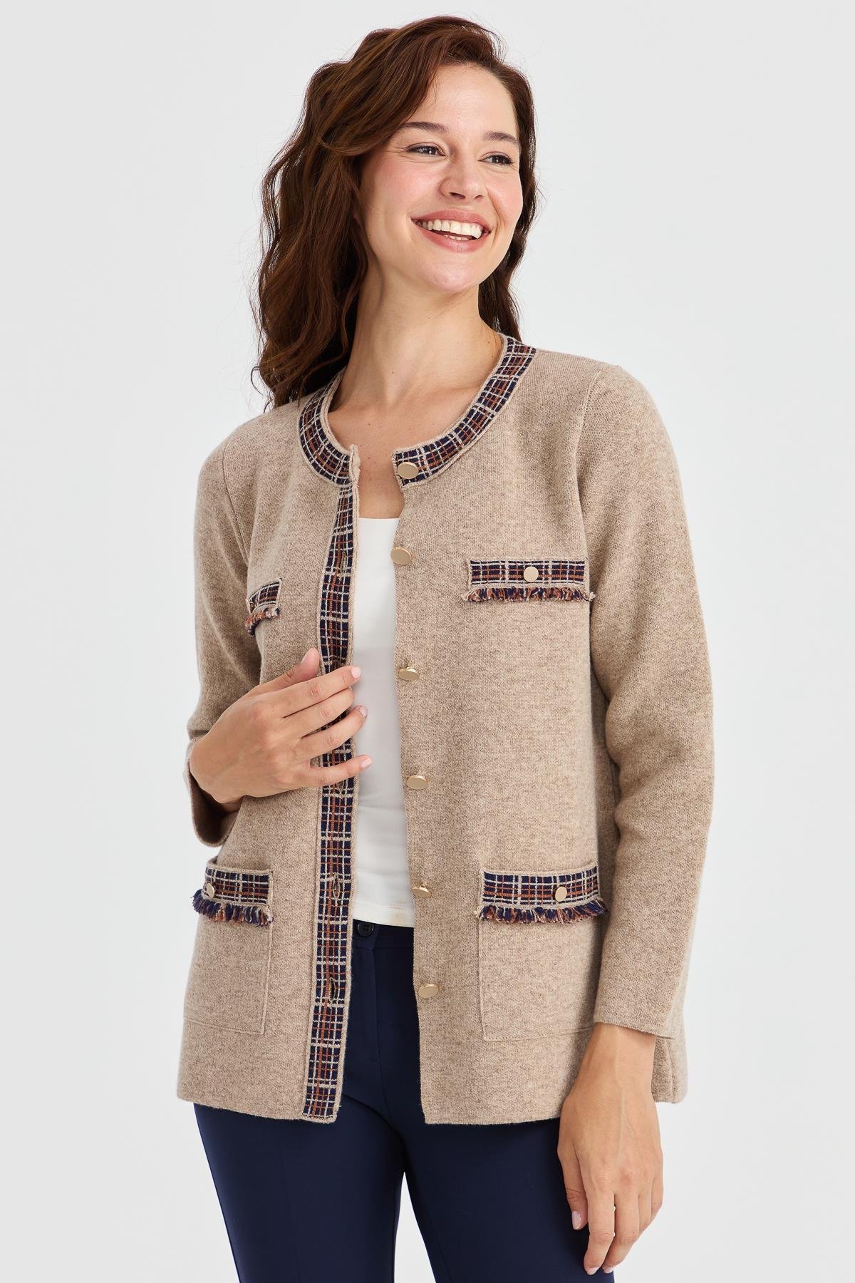23013Kadın Sıfır Yaka Püsküllü Kare Aksesuarlı Yün Kaban K.Bej
