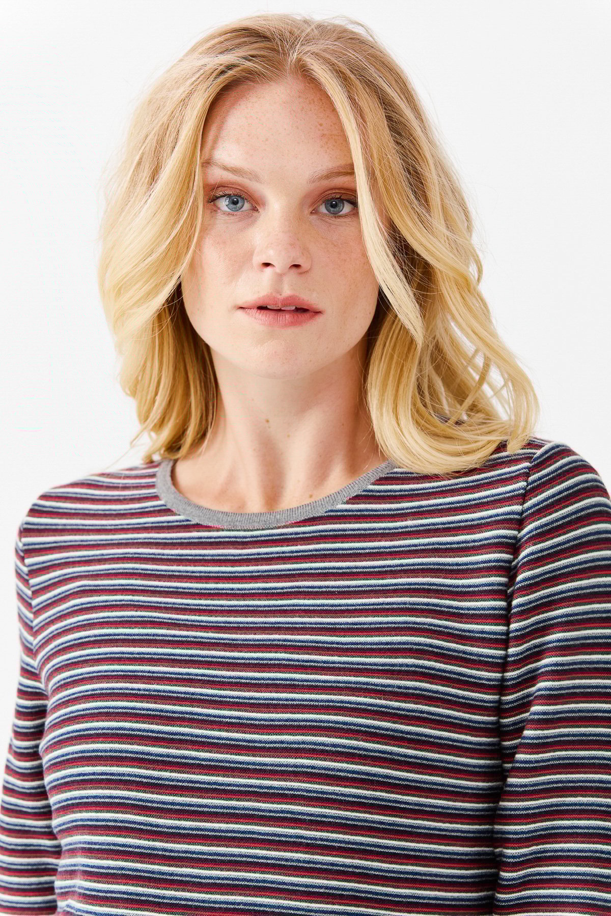 22078Женская туника с круглым вырезом в полоску, с одним боковым разрезом, на пуговицах, серая