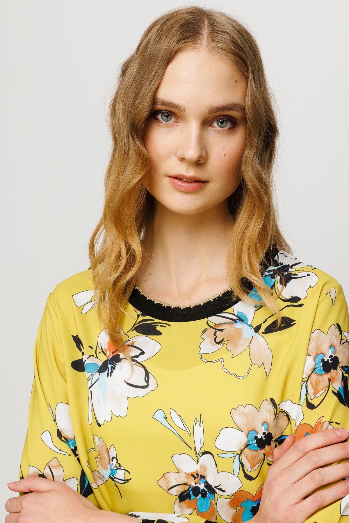 23474Kadın Sıfır Yaka Renkli Desenli Penye Bluz Sarı