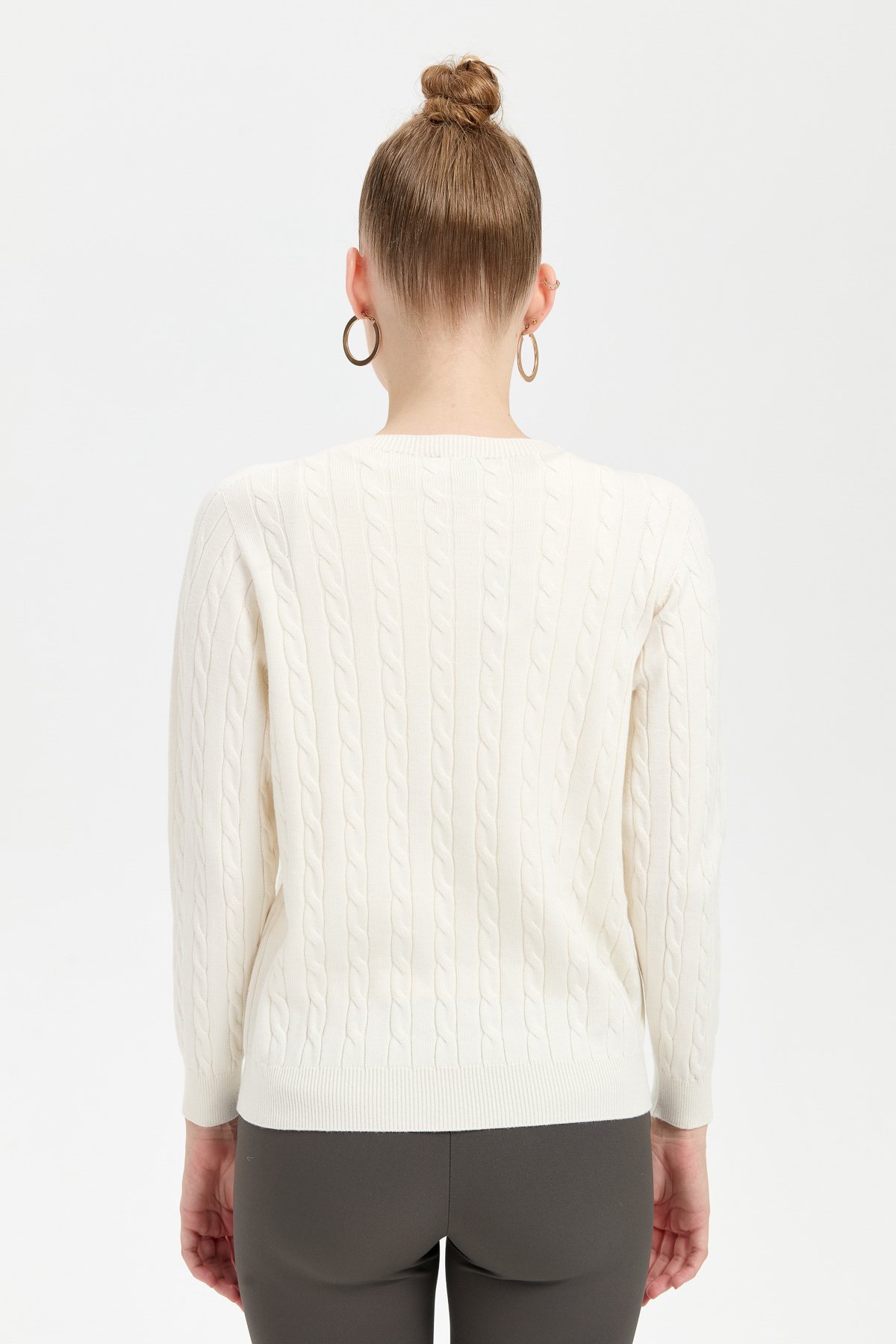 23329Kadın Sıfır Yaka Saç Örgülü Kazak Kemik