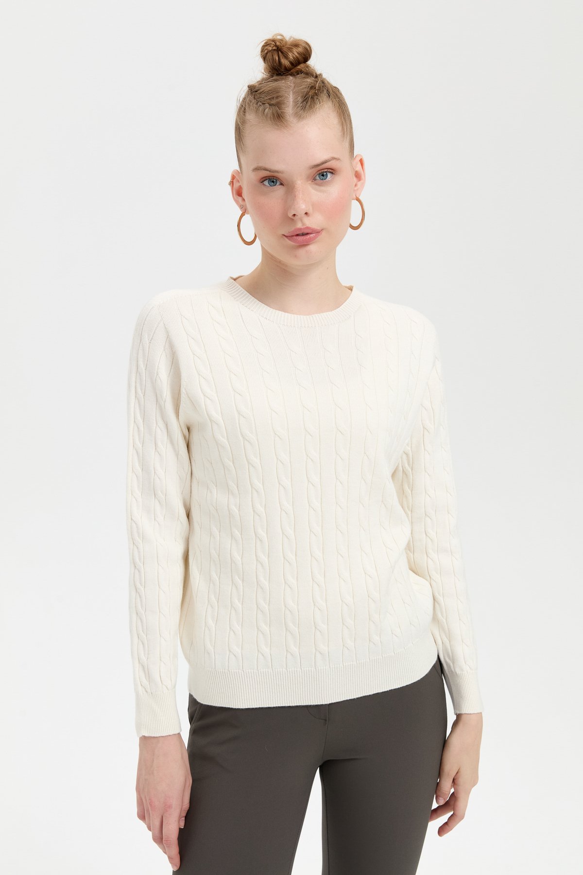 23329Kadın Sıfır Yaka Saç Örgülü Kazak Kemik